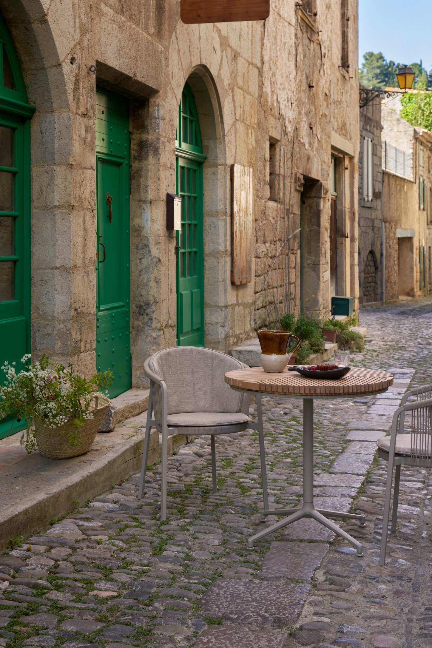 vipp-710-717-lagrasse-outdoor-combi-chair-cafe-table-03.jpg