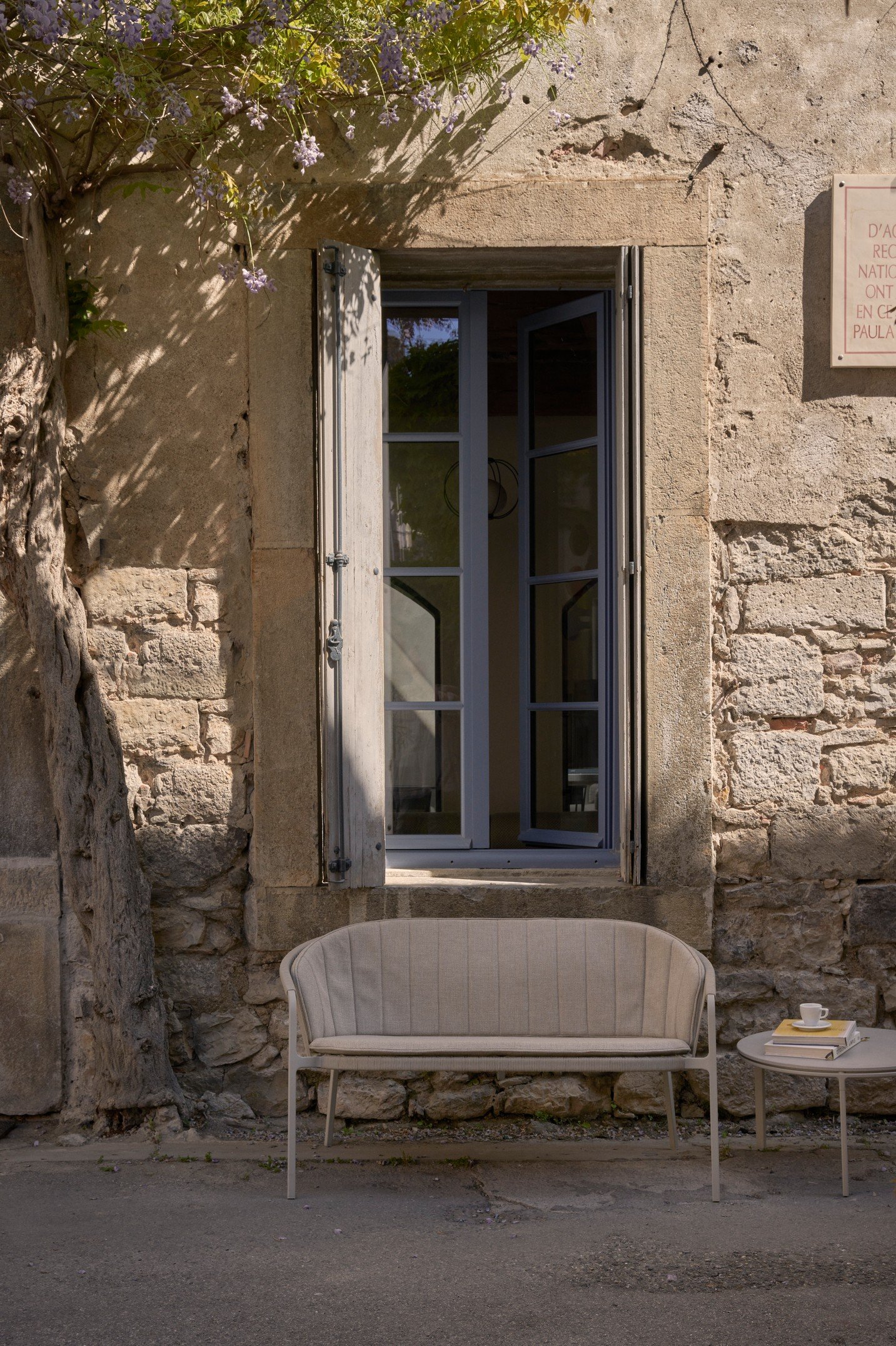 vipp-721-714-lagrasse-outdoo-combi-twoseater-openair-coffee-table-ø60-01.jpg