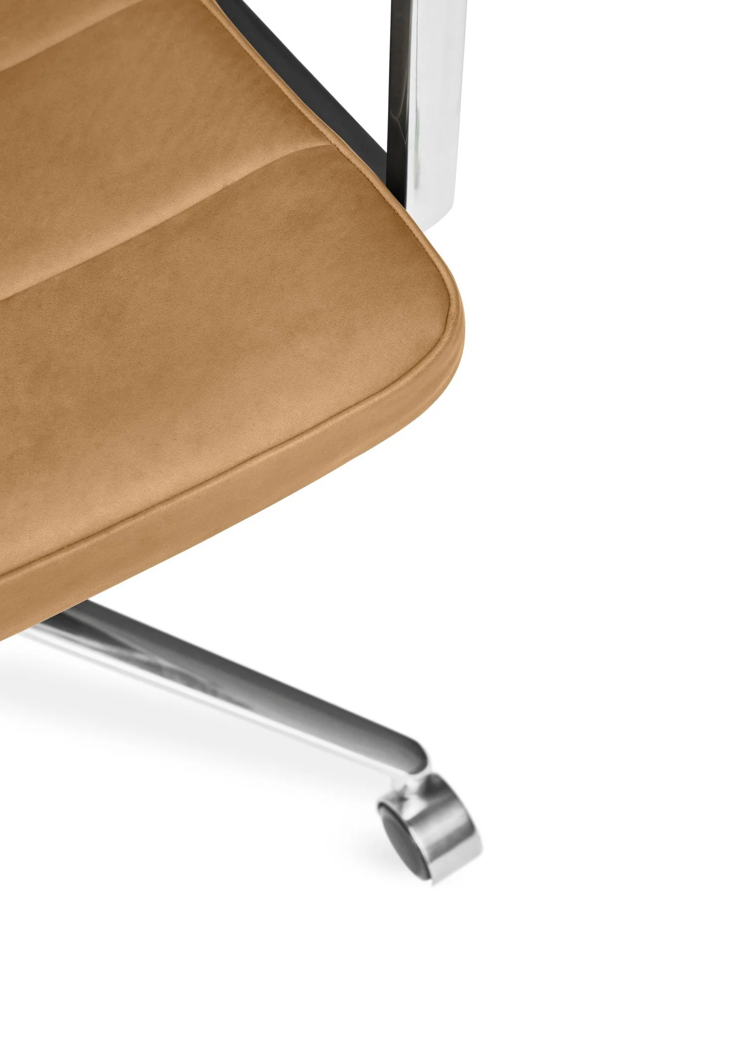 vipp455+-swivel-chair-alu-camel-leather-castors-detail-01.jpg