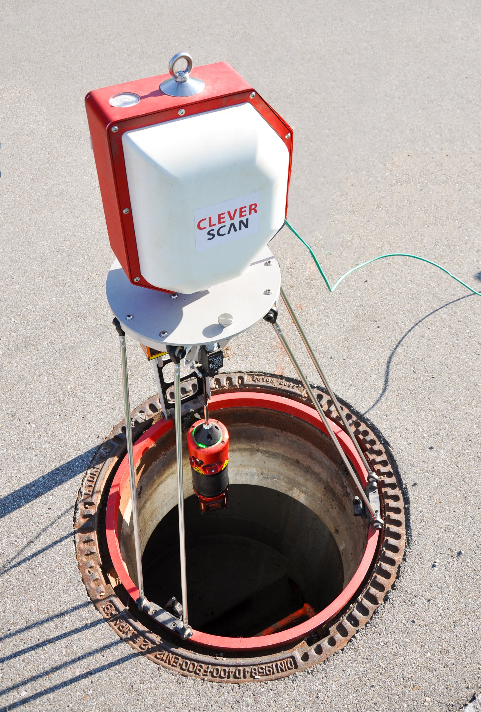 Eine hochmoderne Schachtkamera mit der Aufschrift 'CLEVER SCAN' ist auf einer Schachtöffnung installiert.