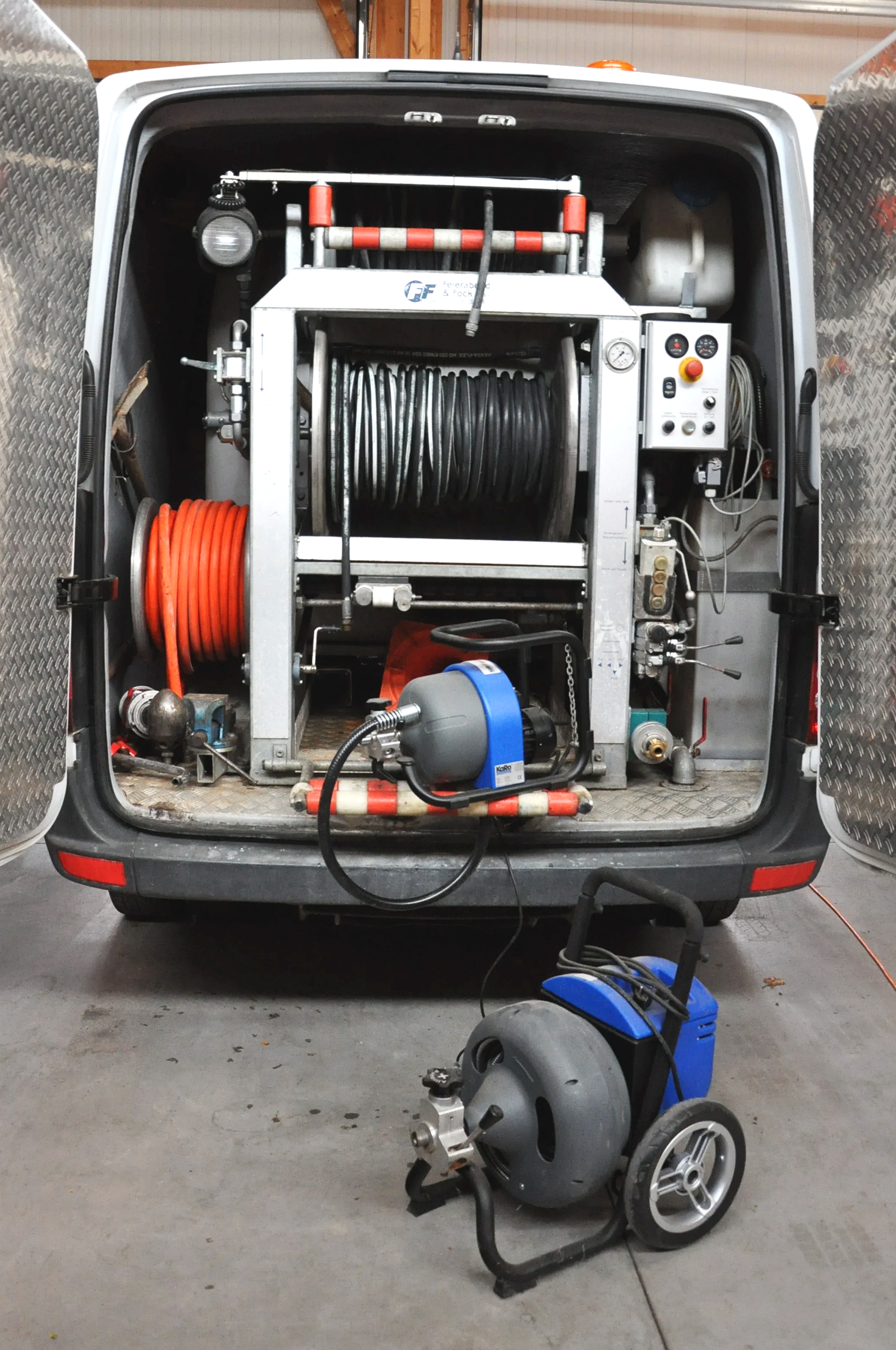 Rohrreinigungsgerät mit Rohrreiniger und technischen Geräten.