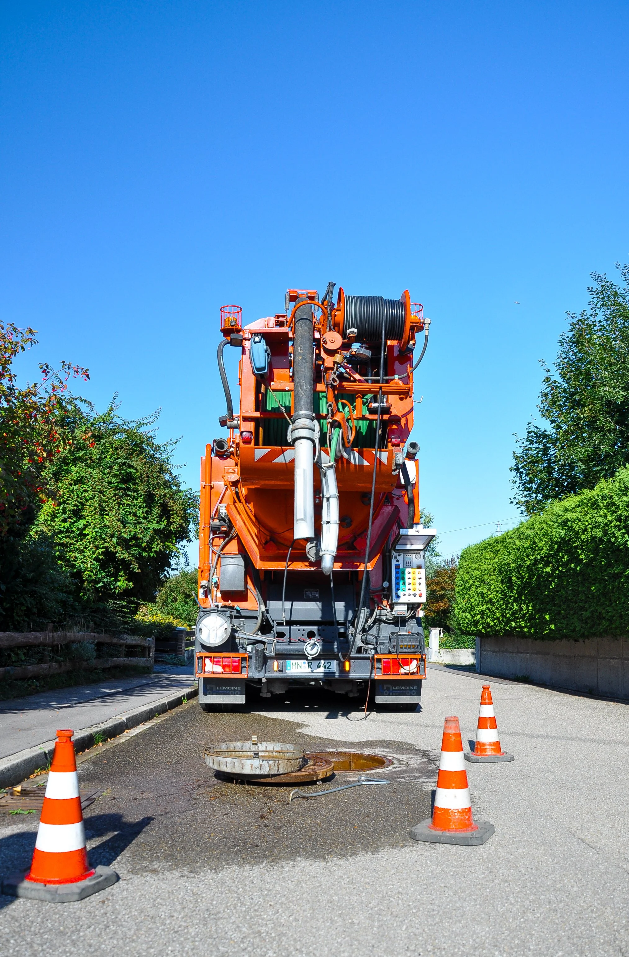 Kanalreinigung mit speziellem Kanalreiniger Fahrzeug
