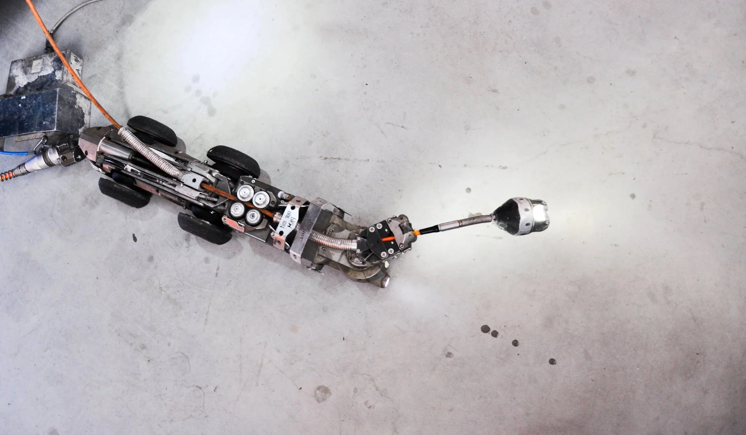 Eine Satelliten Kamera für TV Kanalinspektionen um Video Aufnahmen auch von verzweigten Rohr. und Abwasserleitungen machen zu können.