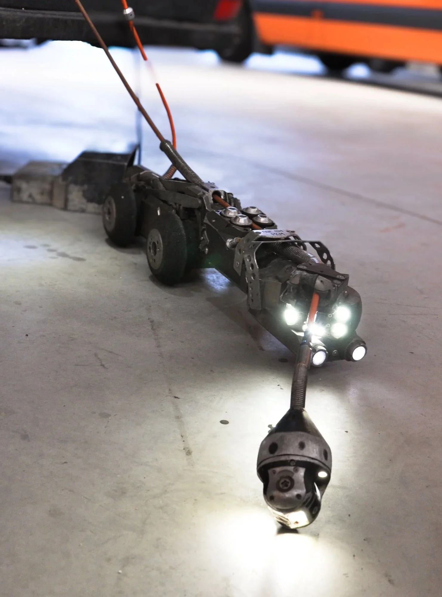 Eine Satelliten Kanalkamera mit LED-Leuchten und Schwenkkopf für präzise Schacht Aufnahmen.