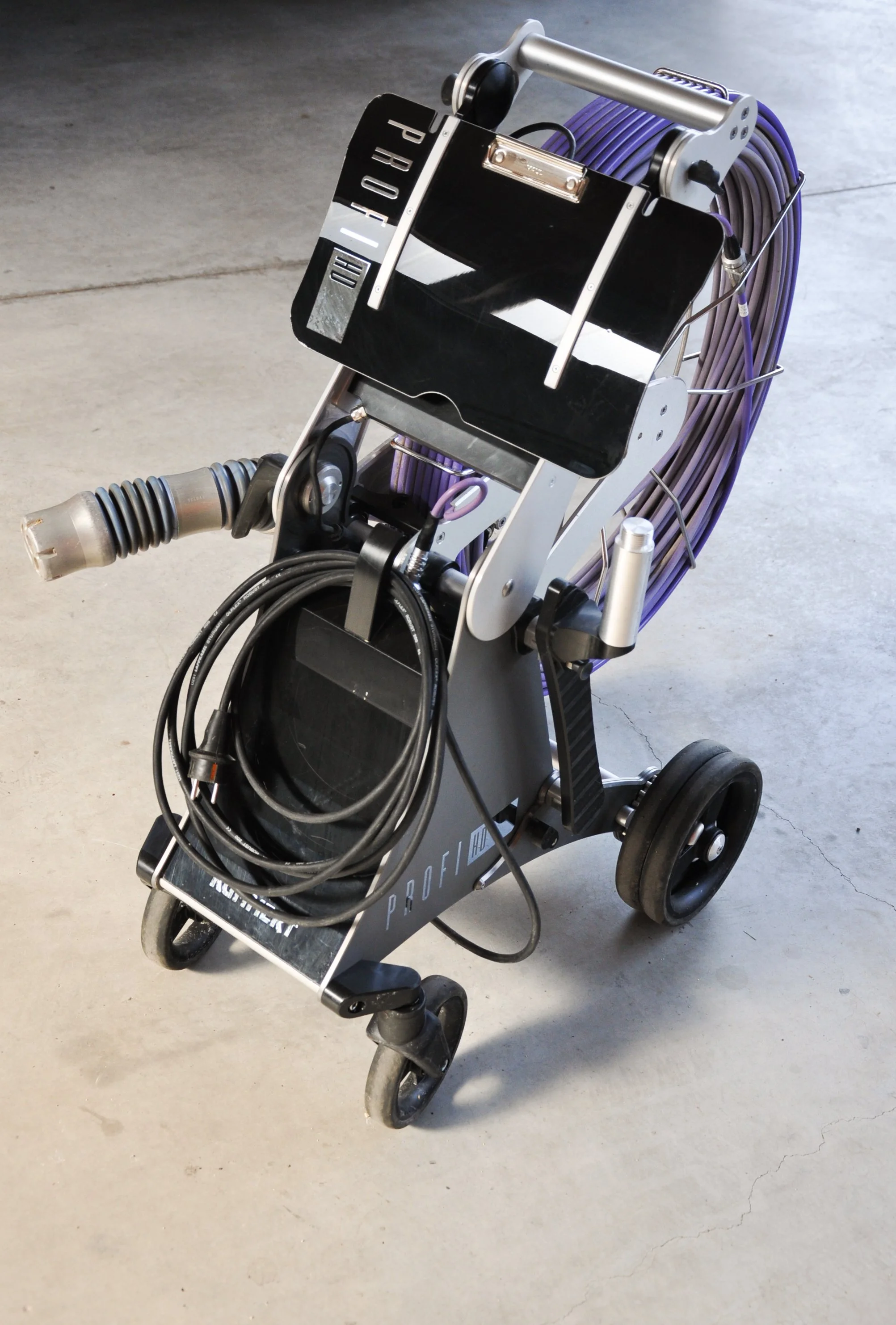 Ein elektrischer Rollwagen mit Schläuchen und technischen Komponenten, wahrscheinlich für medizinische oder technische Einsätze.