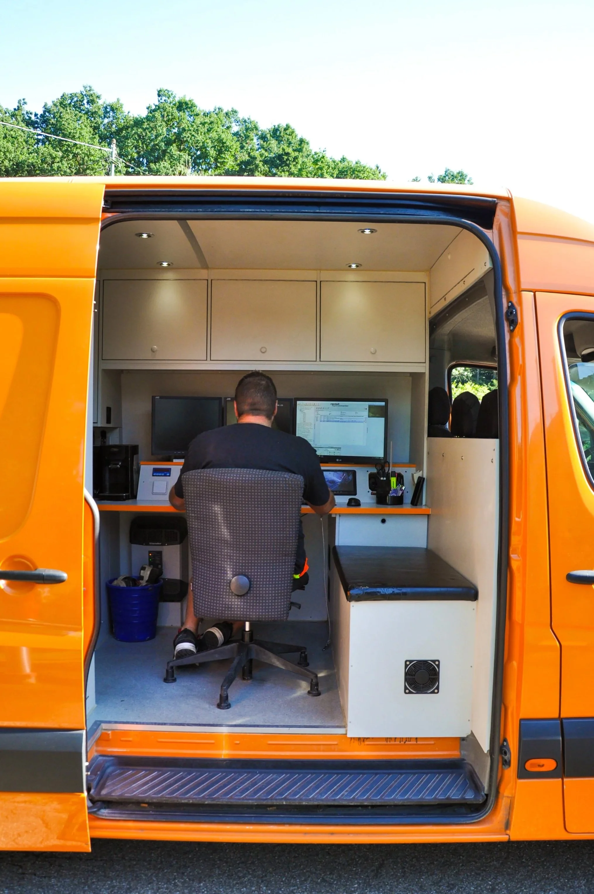 Mitarbeiter überprüft die Kamera Aufnahmen einer TV Kanalinspektion zur Erkennung von Schäden im Abwassersystem.