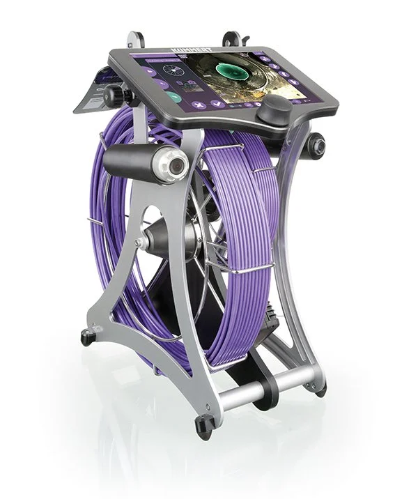 Mobiles medizinisches Gerät mit einem Touchscreen und vernetztem Kabel, wahrscheinlich für bildgebende Diagnostik in der Kardiologie oder Radiologie.