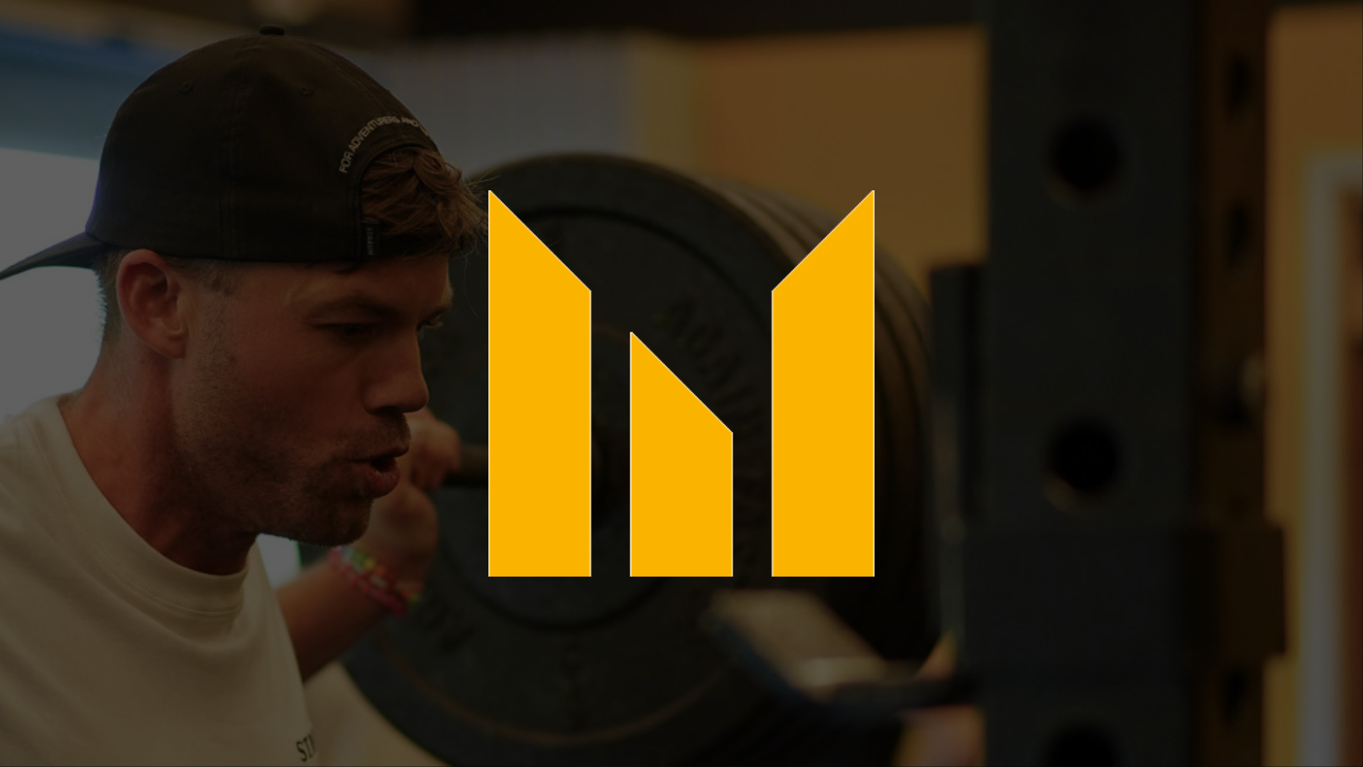 Bilde av logoen til Monolitten Crossfit oppå et bilde av en person som løfter