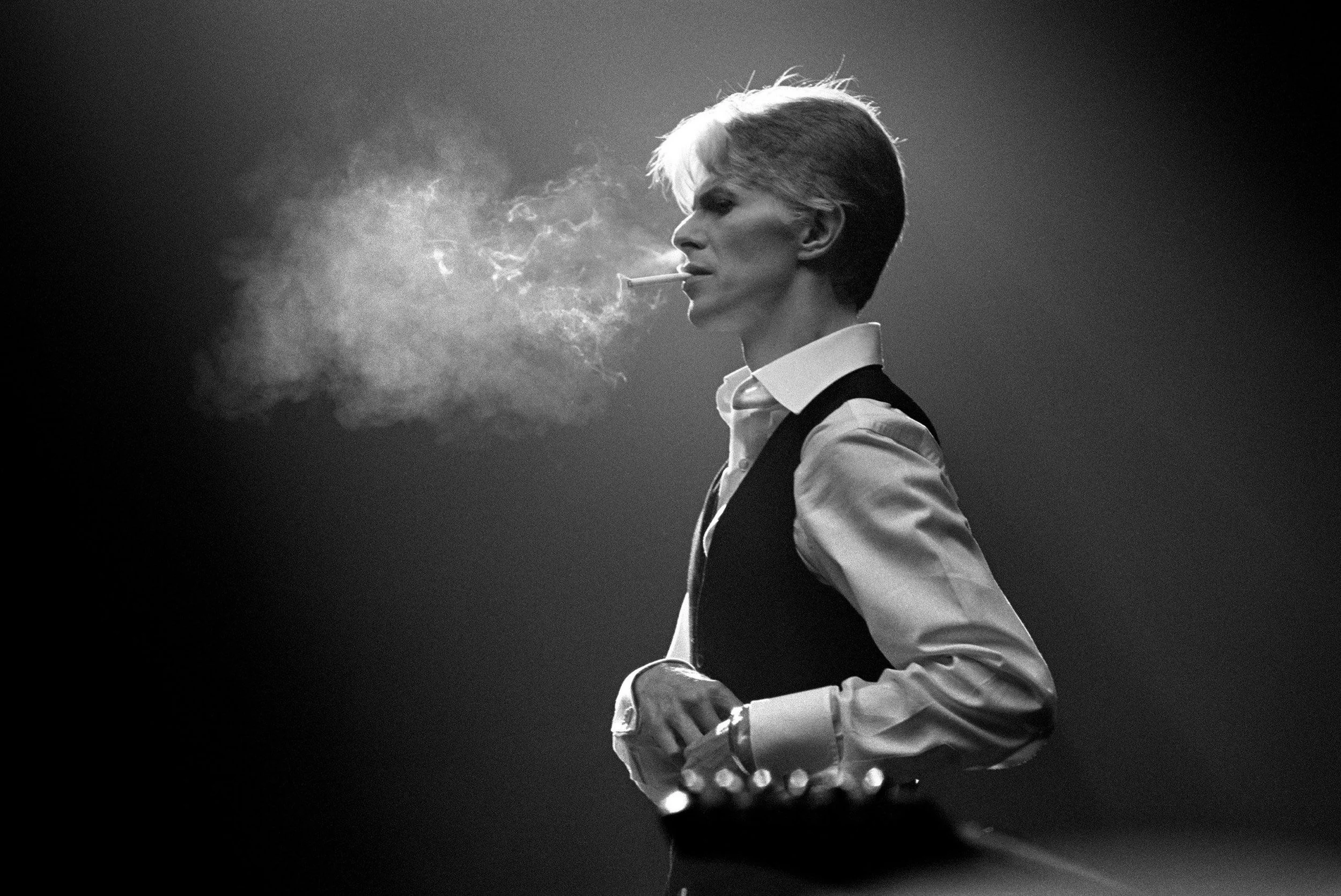 David Bowie als The Thin White Duke gedurende de Isolar Tour in 1976, rokend.