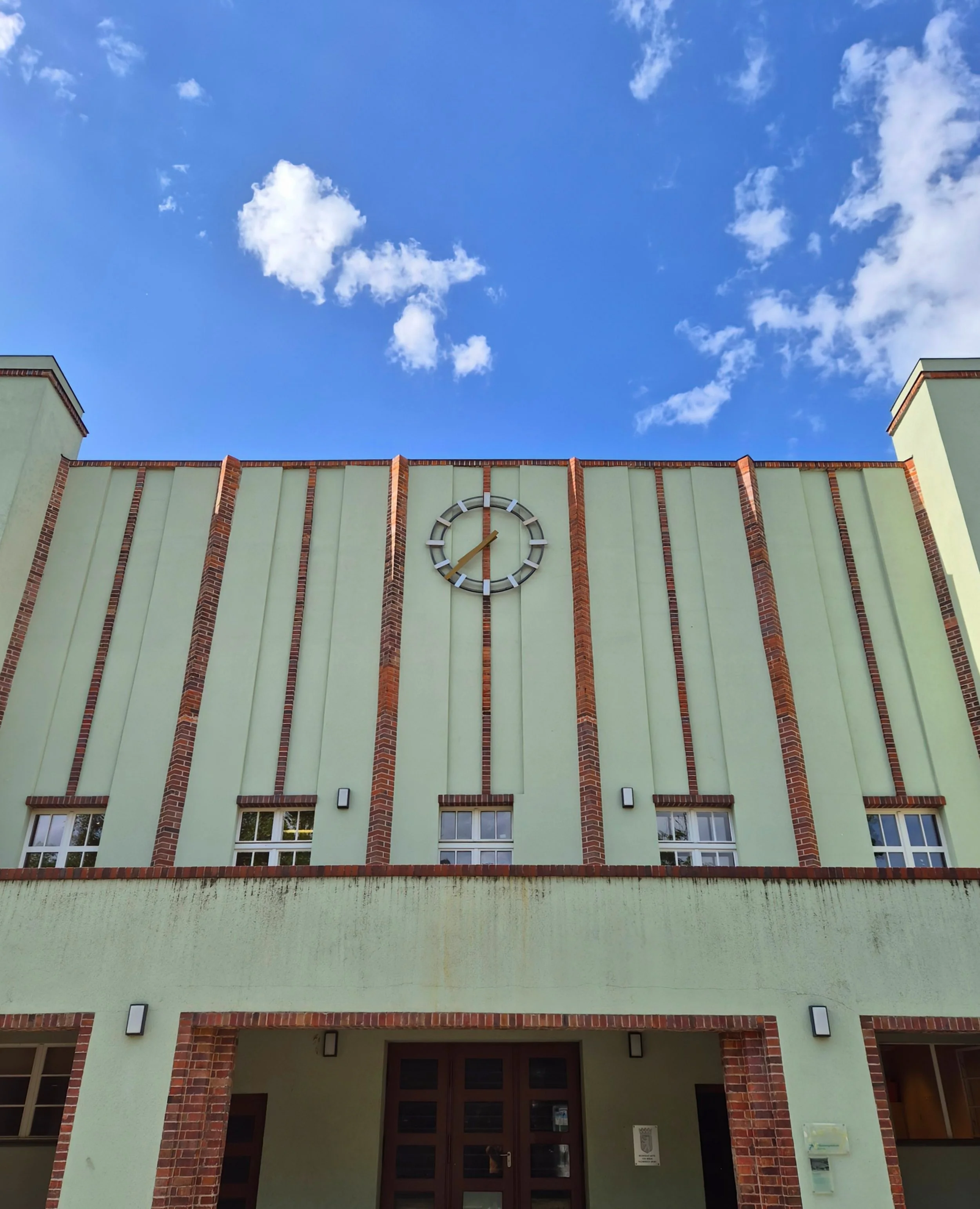 De mintgroene gevel van het Poststadion