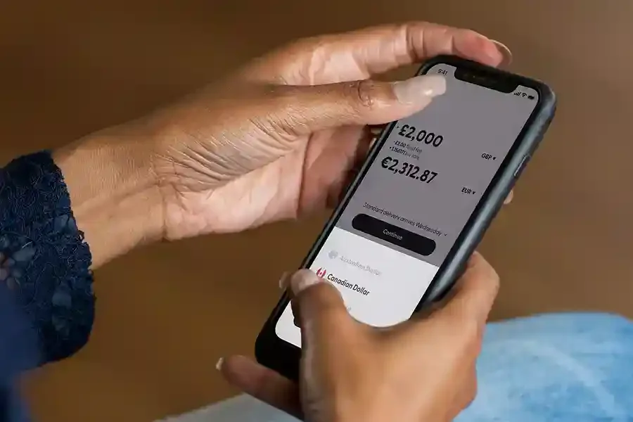 O persoană care utilizează o aplicație bancară pe telefon în Marea Britanie