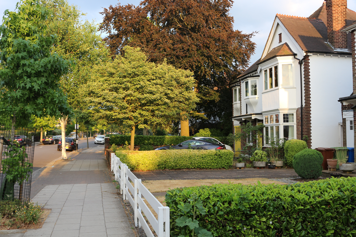 a complete relocation guide with checklist for all those looking to move to the uk from abroad including what you need to know how the uk works what do you need to sign up to how to pay your taxes how much rent costs how to open a bank account rent