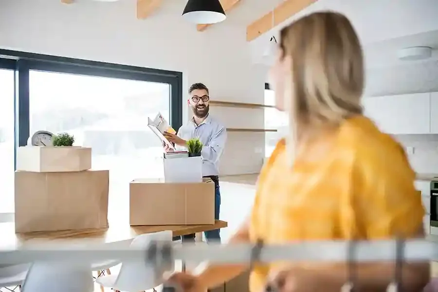 Un cuplu român care se mută într-un apartament modern în Marea Britanie