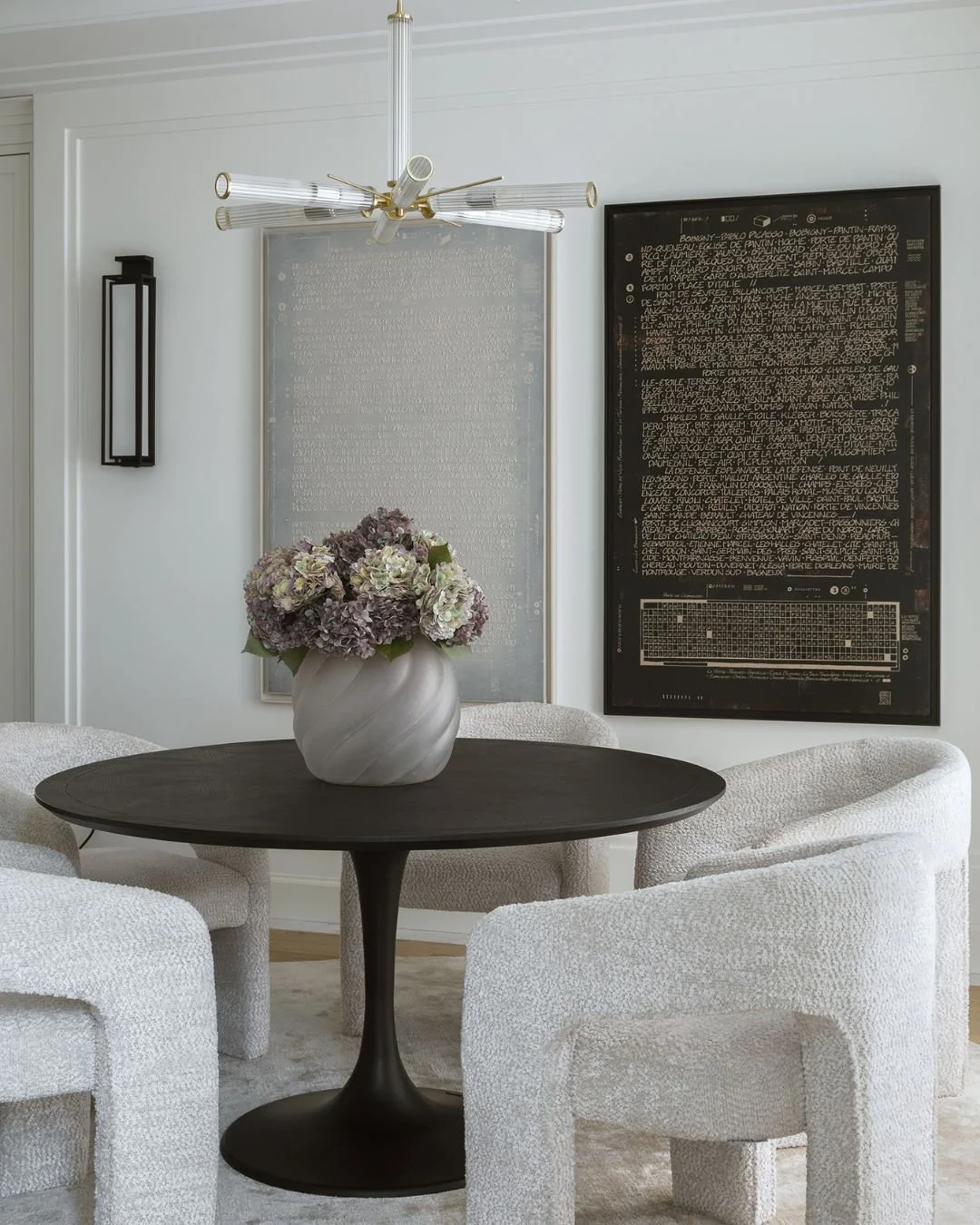 Sp&oacute;jne wnętrze nie powstaje przypadkiem - to efekt przemyślanych decyzji i konsekwentnego planu.

Najważniejsze są powtarzalne elementy: paleta kolor&oacute;w, materiały, faktury i detale, kt&oacute;re przewijają się w całym domu. Dzięki temu 