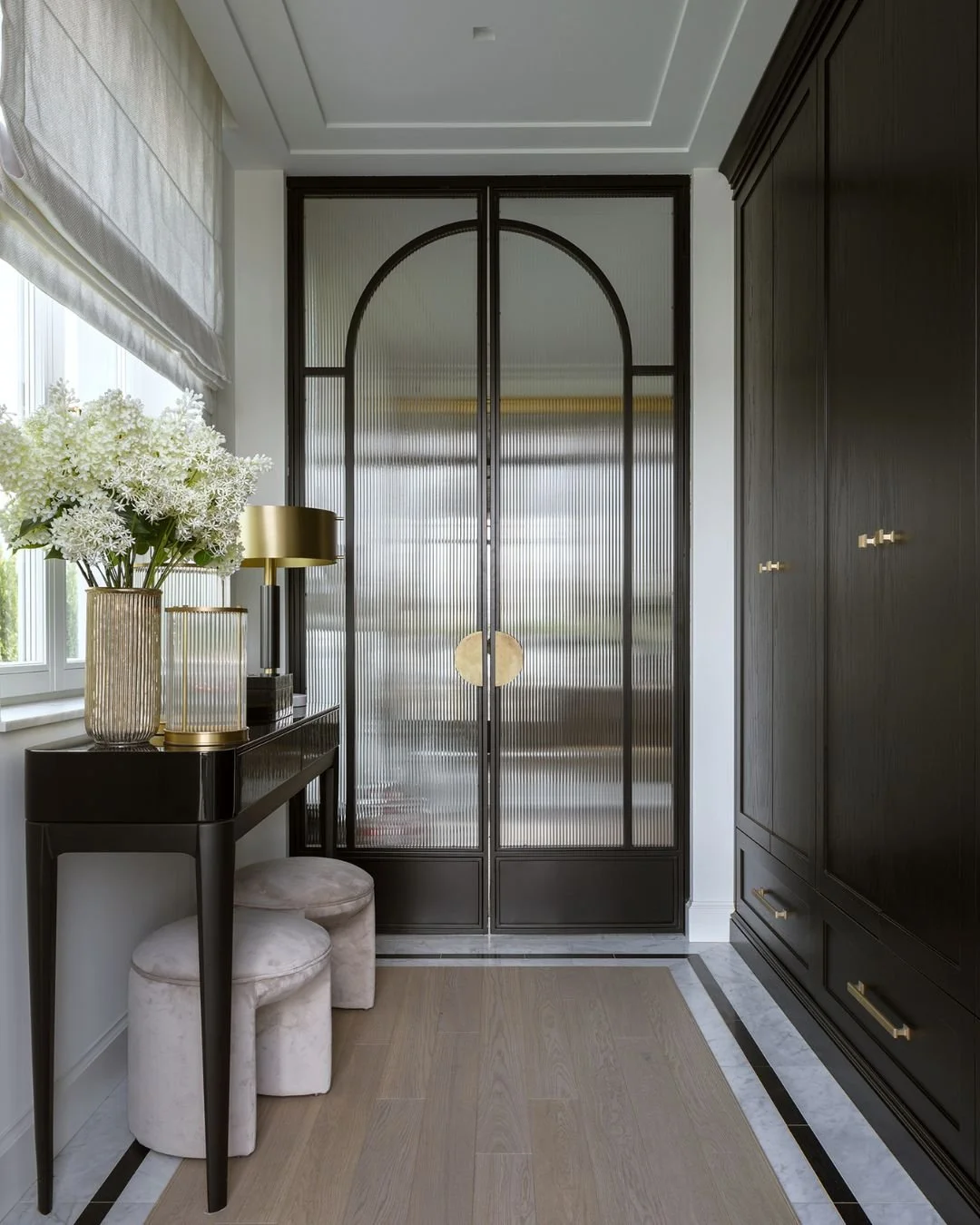 Wygląd wnętrza często zmieniają nie wielkie remonty, a drobne decyzje: proporcje mebli, jakość wykończenia, sp&oacute;jna kolorystyka i dobre oświetlenie.

Ważne jest też ograniczenie przypadkowych dekoracji i postawienie na jeden mocny element -mebe