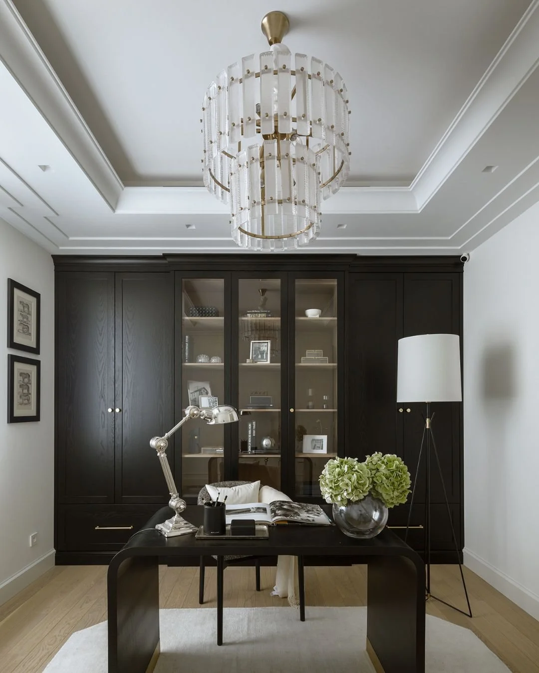 Biuro to miejsce, w kt&oacute;rym spędzasz ogromną część dnia, dlatego powinno wspierać skupienie, porządek i efektywność. 

W tej realizacji każdy element został dobrany tak, aby tworzyć przestrzeń do pracy, kt&oacute;ra jest jednocześnie elegancka 