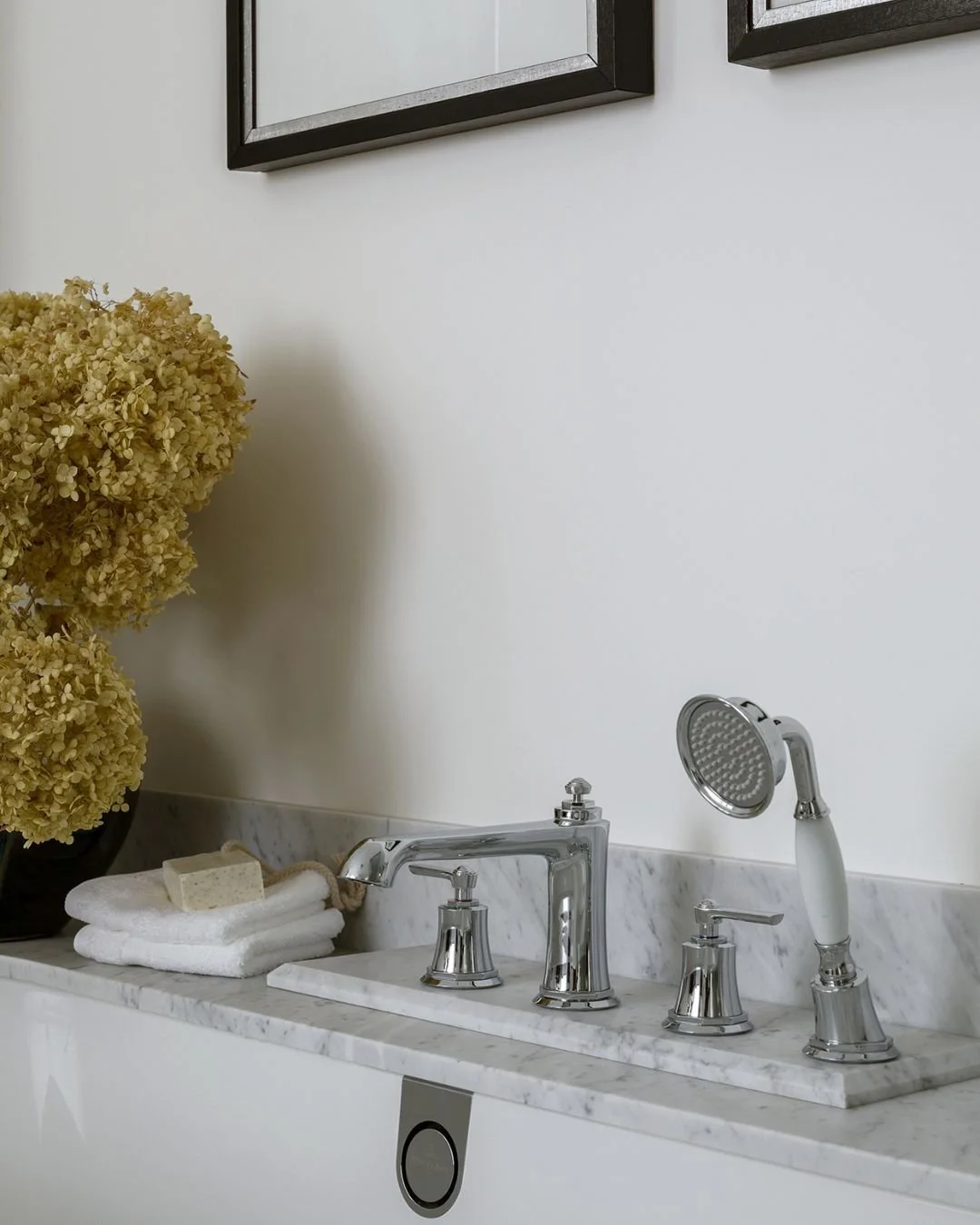 Dobrze dobrana armatura potrafi całkowicie odmienić charakter łazienki. 

W tej realizacji postawiłyśmy na ponadczasową klasykę: chromowane wykończenia, delikatne linie i dopracowane proporcje, kt&oacute;re wsp&oacute;łgrają z marmurem i jasną bazą w