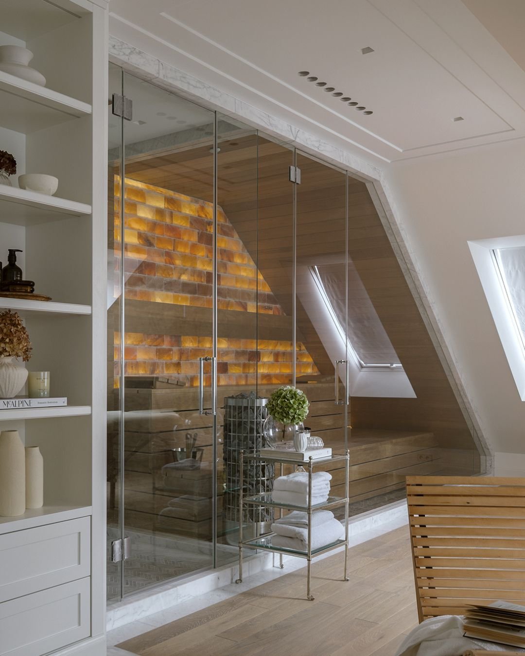 Domowe spa to przestrzeń, gdzie znajdujesz chwilę tylko dla siebie.

W tej realizacji połączyliśmy szkło, drewno i subtelne oświetlenie, aby stworzyć miejsce sprzyjające regeneracji i pełnemu wyciszeniu.

Sauna została wkomponowana tak, aby naturalni