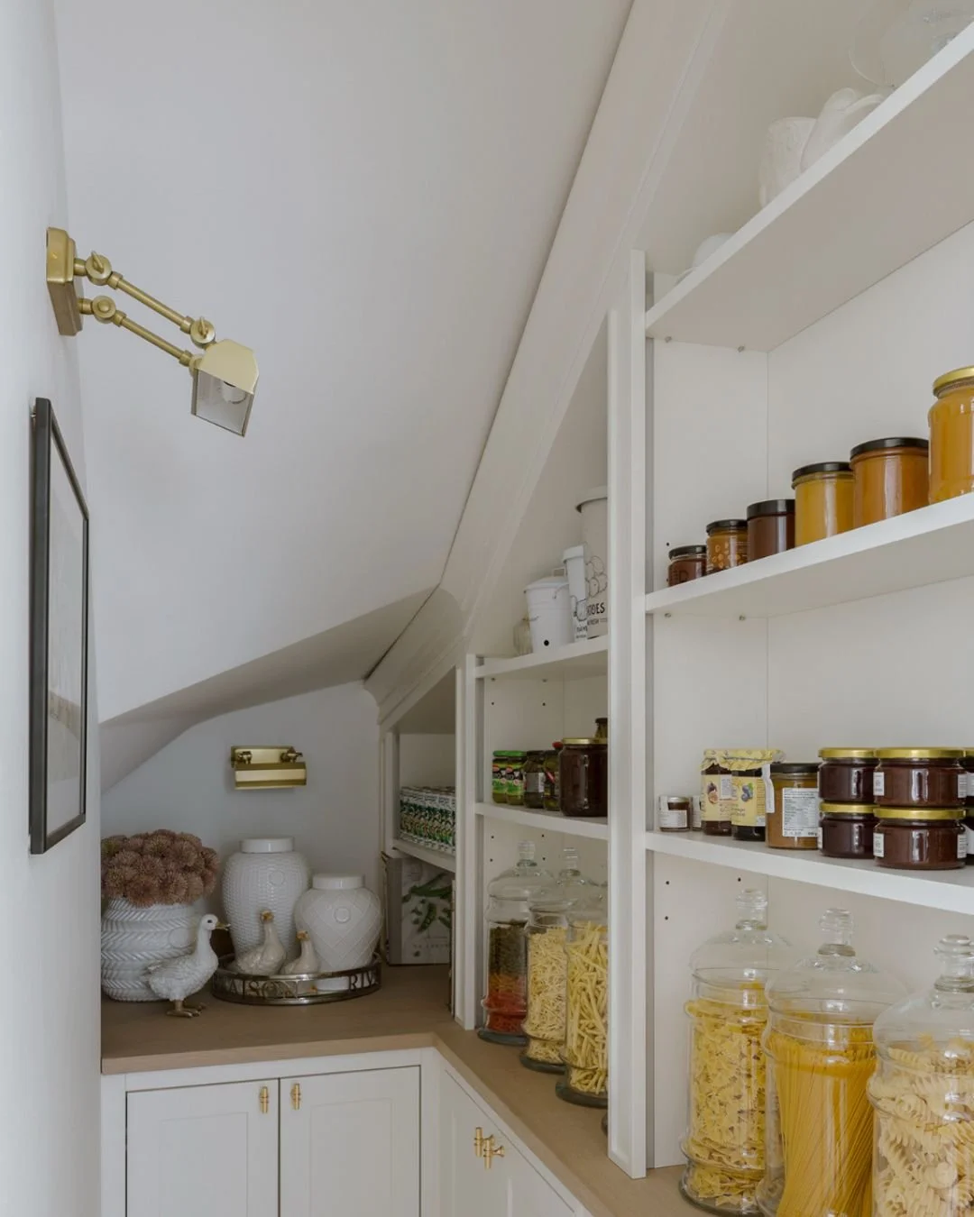 Dobrze zaprojektowana spiżarnia potrafi odmienić codzienność, a w okresie świątecznym staje się wręcz nieoceniona.

Przemyślany podział stref, odpowiednia głębokość p&oacute;łek, pojemniki dopasowane do produkt&oacute;w i wygodny dostęp sprawiają, że