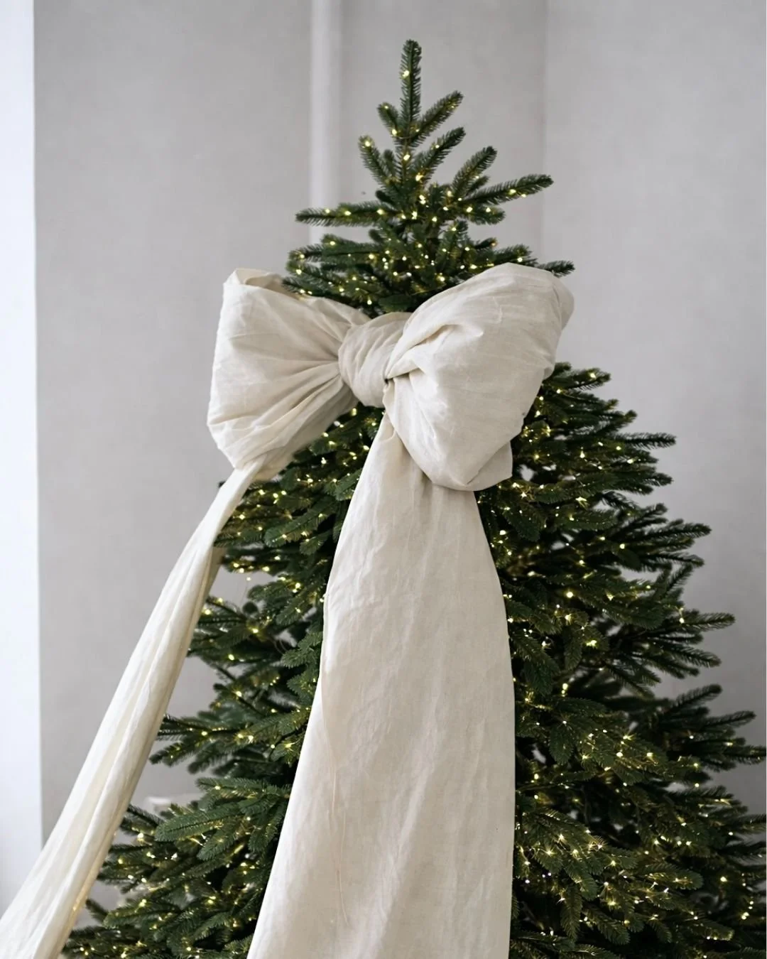 Z okazji Świąt Bożego Narodzenia życzymy Wam przede wszystkim spokoju.
Takiego, jaki daje dobrze zaprojektowana przestrzeń, gdzie wszystko ma swoje miejsce, a codzienność zwalnia choć na chwilę.

Niech ten czas będzie jak dom, do kt&oacute;rego chce 