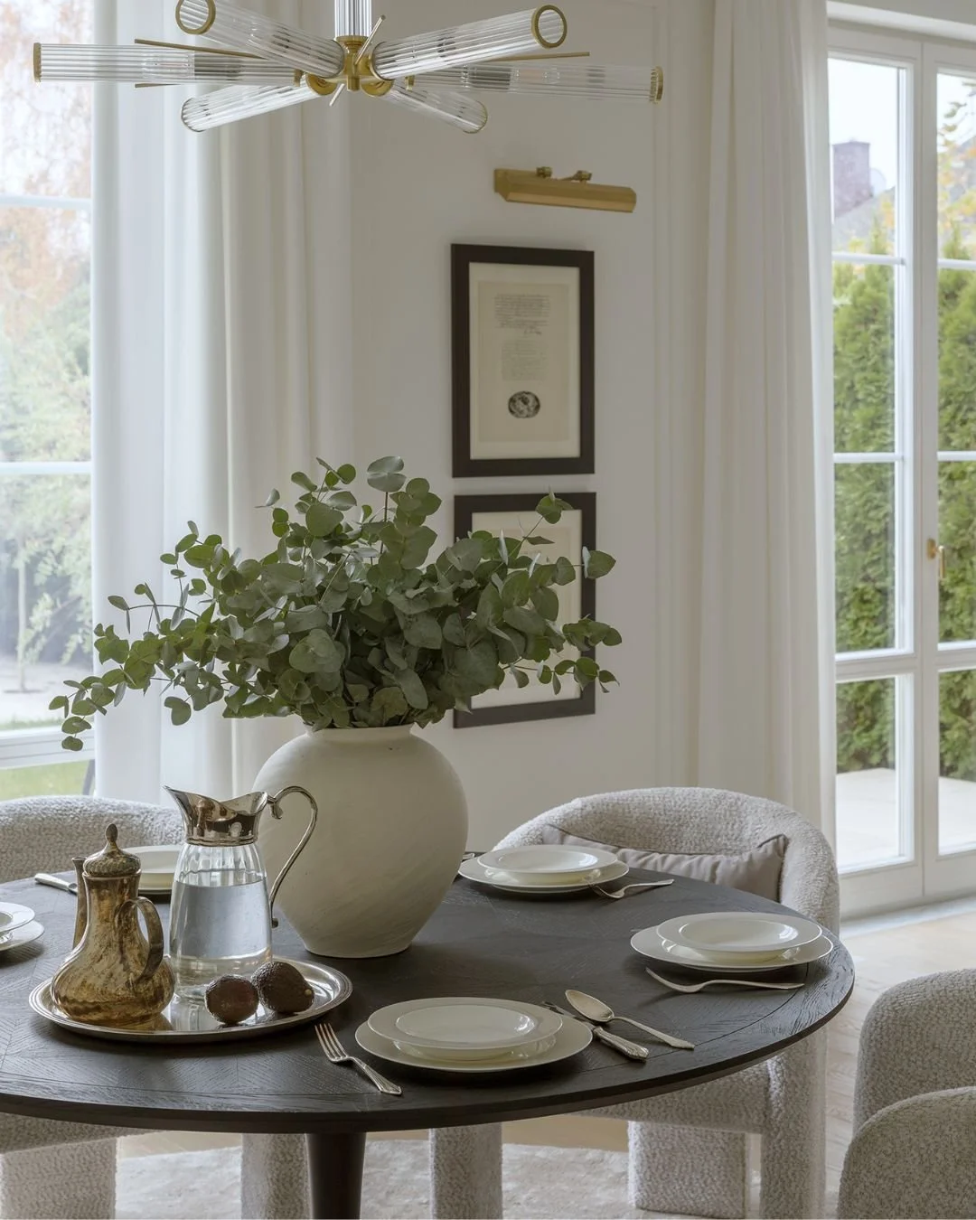 Czy okrągły st&oacute;ł sprawdzi się w jadalni?

 My jesteśmy na tak i to z kilku bardzo praktycznych powod&oacute;w.

Okrągły st&oacute;ł sprzyja rozmowie i bliskości. Każdy ma tu r&oacute;wne miejsce, nikt nie siedzi &bdquo;na rogu&rdquo;, a układ 