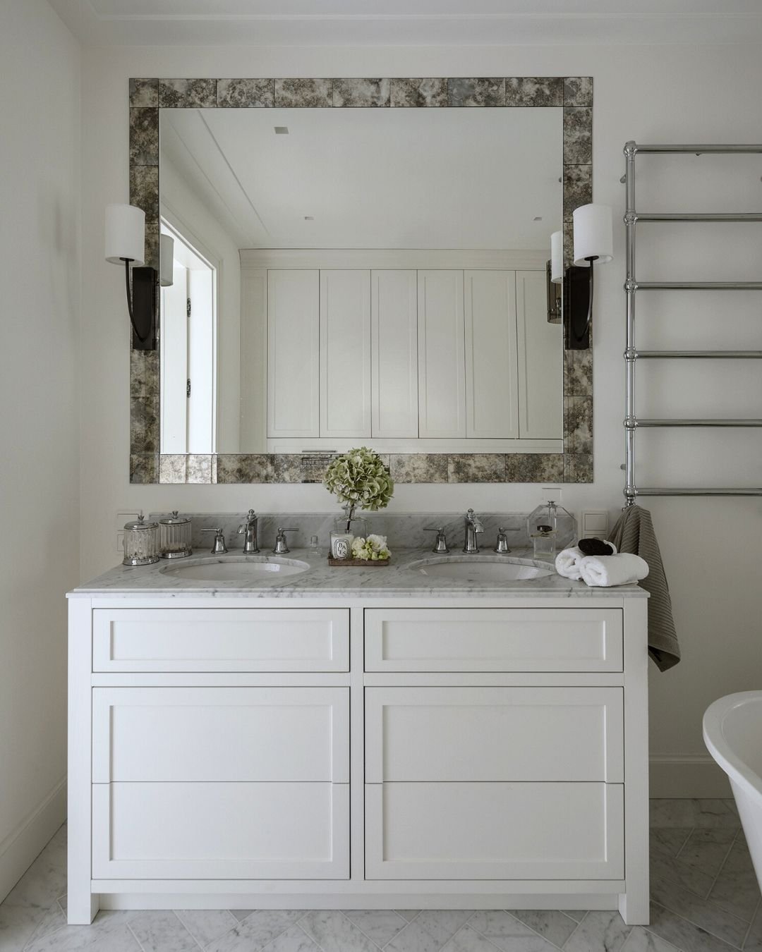 Kamień w łazience to wyb&oacute;r, kt&oacute;ry zawsze wygląda elegancko, ale w praktyce warto wiedzieć, z czym naprawdę się wiąże.

Marmur zachwyca naturalnością, delikatnym użyleniem i ponadczasowym charakterem. Trzeba jednak pamiętać, że to materi