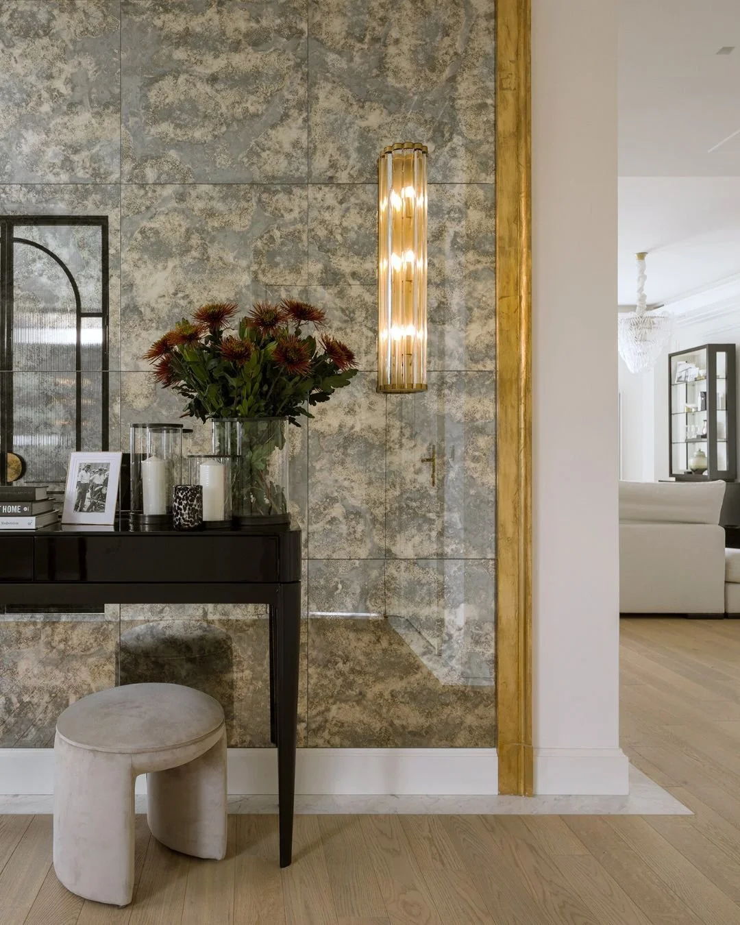 Lustro postarzane czy idealnie gładkie? - Zostaw komentarz, chcemy wiedzieć, co wolisz 👇

Lustro w przedpokoju pełni tu znacznie więcej r&oacute;l niż tylko funkcję użytkową. Odbija światło, pogłębia przestrzeń, ale przede wszystkim nadaje temu miej