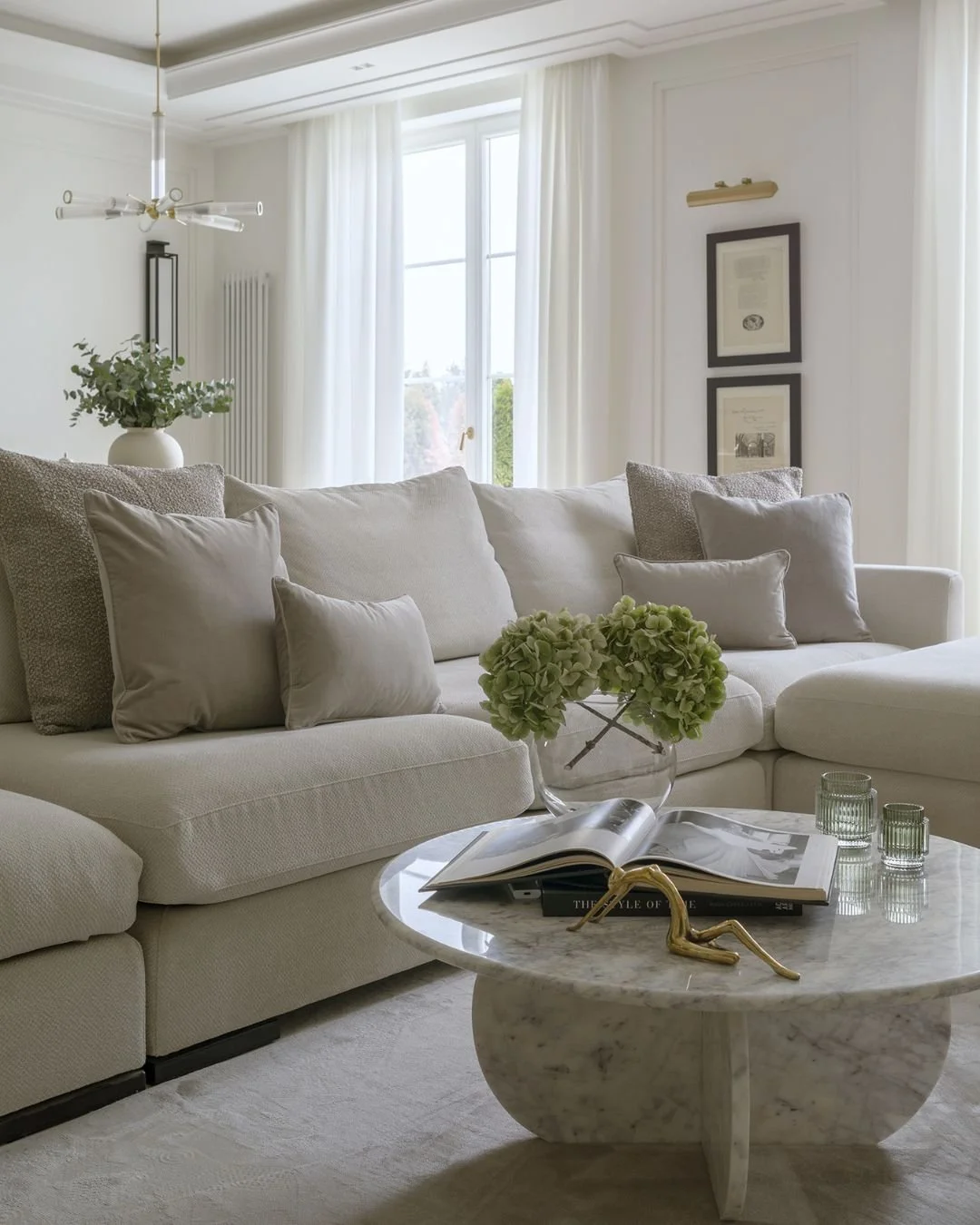 Czy potrafisz sobie wyobrazić, że odpoczywasz na tej kanapie - z kubkiem kawy w dłoni, w ciszy, kt&oacute;rą przerywa tylko miękkie światło wpadające przez okna?

To wnętrze zostało zaprojektowane właśnie z myślą o takich momentach. Jasna, spokojna p