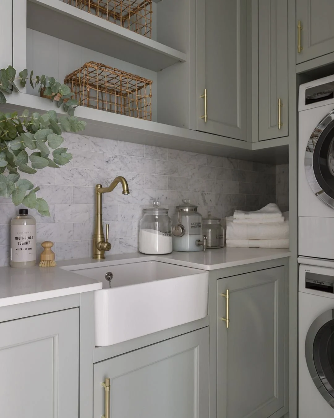 Pomieszczenia gospodarcze zbyt często traktowane są jak przestrzeń drugiego planu. A to właśnie tam najbardziej widać jakość projektu.

Pralnia zaprojektowana z tą samą uwagą co kuchnia czy salon zachowuje sp&oacute;jność całego domu. Dopracowane det