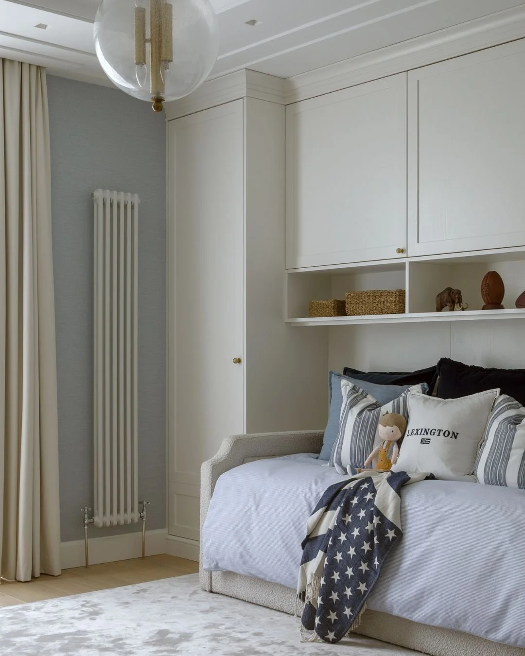 Jak zaprojektować pok&oacute;j dla kilkulatka, żeby za 5 lat nie robić generalnego remontu? 

Odpowiedź brzmi: stw&oacute;rz neutralną bazę. Ten projekt to dow&oacute;d na to, że dziecięce wnętrze nie musi być infantylne. Zamiast malować ściany w aut