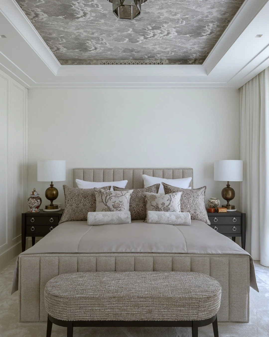 Sypialnia to miejsce odpoczynku, czy... pole bitwy o miejsce w szafie? Często słyszymy, że w projektowaniu strefy nocnej najtrudniej pogodzić estetykę z pojemnością przechowywania.

On chce funkcjonalności i porządku. Ona marzy o hotelowym komforcie,