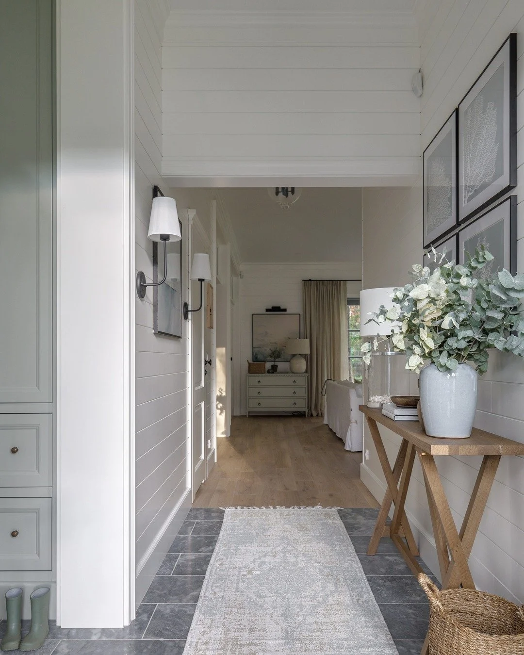 Odwieczny dylemat: Płytki czy drewno w przedpokoju?

Dlaczego wybierać, skoro można mieć jedno i drugie? To mistrzowski przykład strefowania podłogą.

Zwr&oacute;ćcie uwagę na d&oacute;ł kadru: W strefie wejściowej mamy szare, kamienne płytki. Są odp