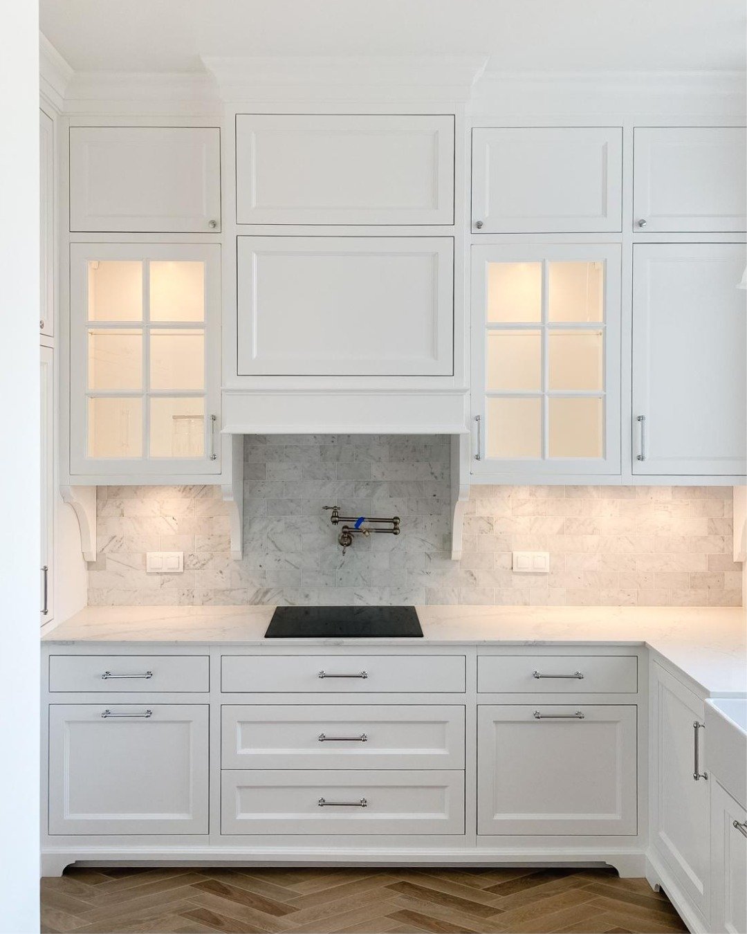 Wszędzie widzimy zdobione gzymsy, idealne proporcje, eleganckie łuki i forniry... Wszystko wygląda jak marzenie, ale nikt nie m&oacute;wi: &bdquo;Zaprojektowanie tego środka zajęło nam r&oacute;wnie dużo czasu, co front&oacute;w&rdquo;.

Piękna zabud