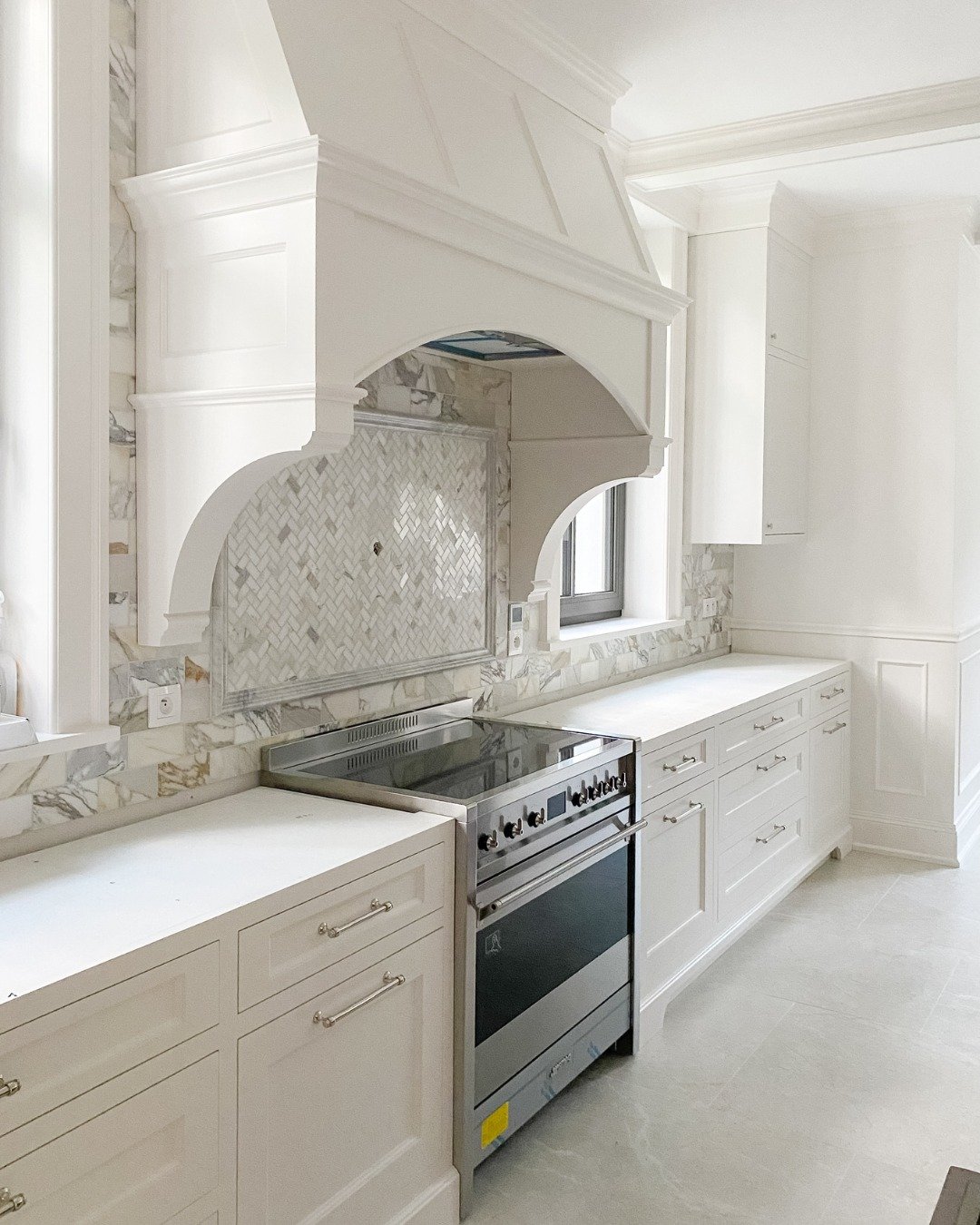 W erze dążenia do całkowicie gładkich, &bdquo;pudełkowych&rdquo; kuchni, my traktujemy zabudowę stolarską jak prawdziwą architekturę wnętrza. Kto powiedział, że strefa gotowania musi być nudna, a okap konieczne do ukrycia?

Sp&oacute;jrzcie na tę rea