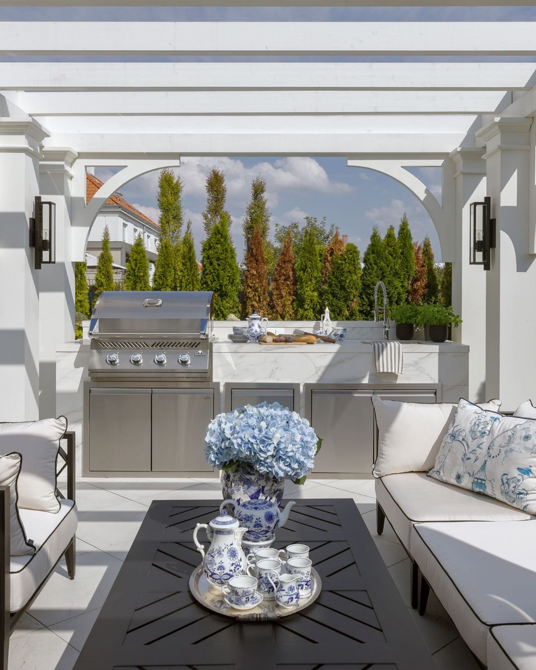 Zbliżają się coraz cieplejsze dni, więc to dobry moment, aby pomyśleć o zaplanowaniu przestrzeni w ogrodzie &ndash; takiej, w kt&oacute;rej naprawdę chce się spędzać czas.

W tej realizacji dla Małgorzaty Rozenek-Majdan stworzyłyśmy ogr&oacute;d zapr