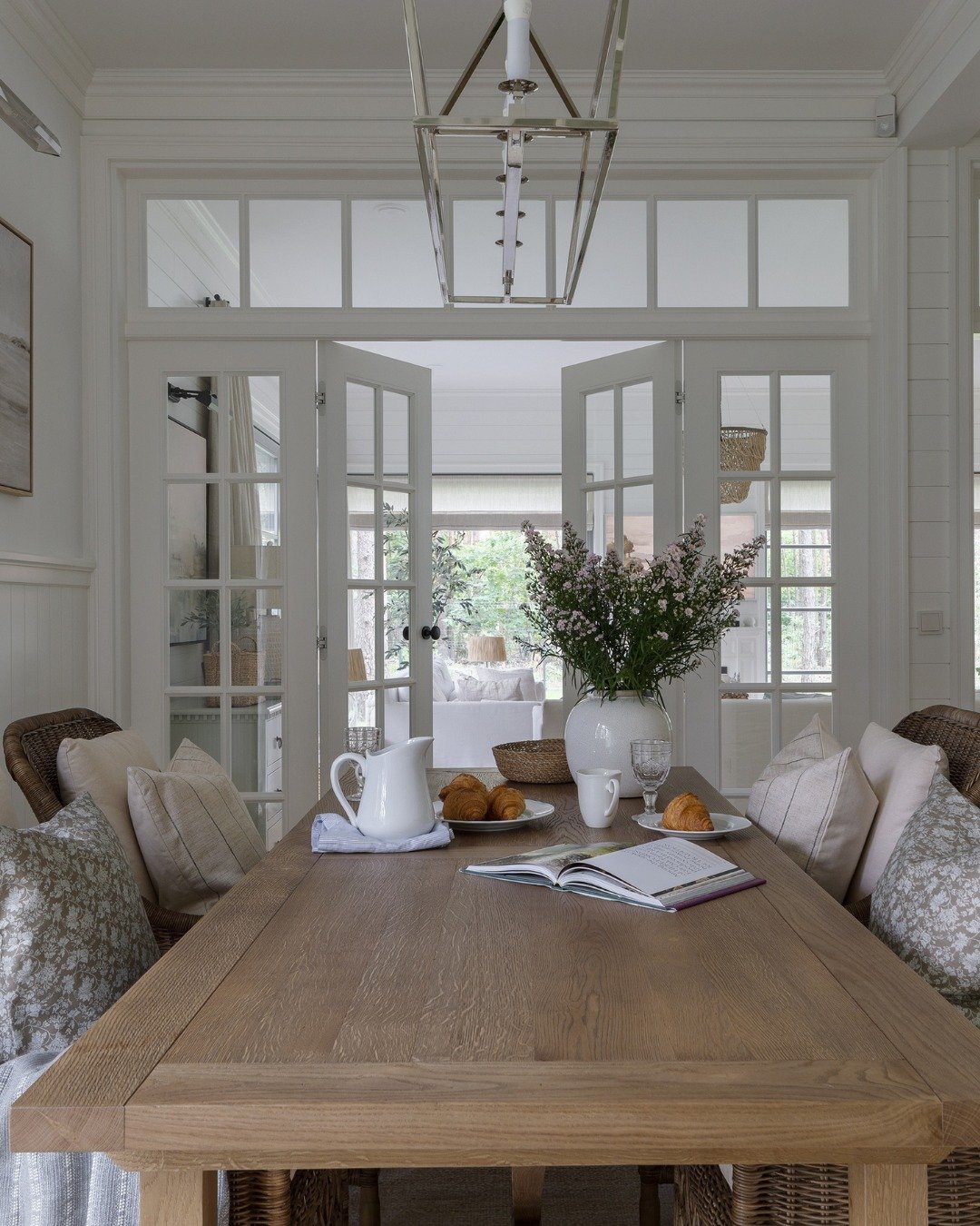 Otwarta przestrzeń czy wydzielone strefy? Z klasycznymi, przeszklonymi drzwiami w typie French doors nie musisz iść na kompromis.

To idealne rozwiązanie, kt&oacute;re pozwala zachować intymność i wyciszenie dokładnie wtedy, kiedy tego potrzebujesz, 