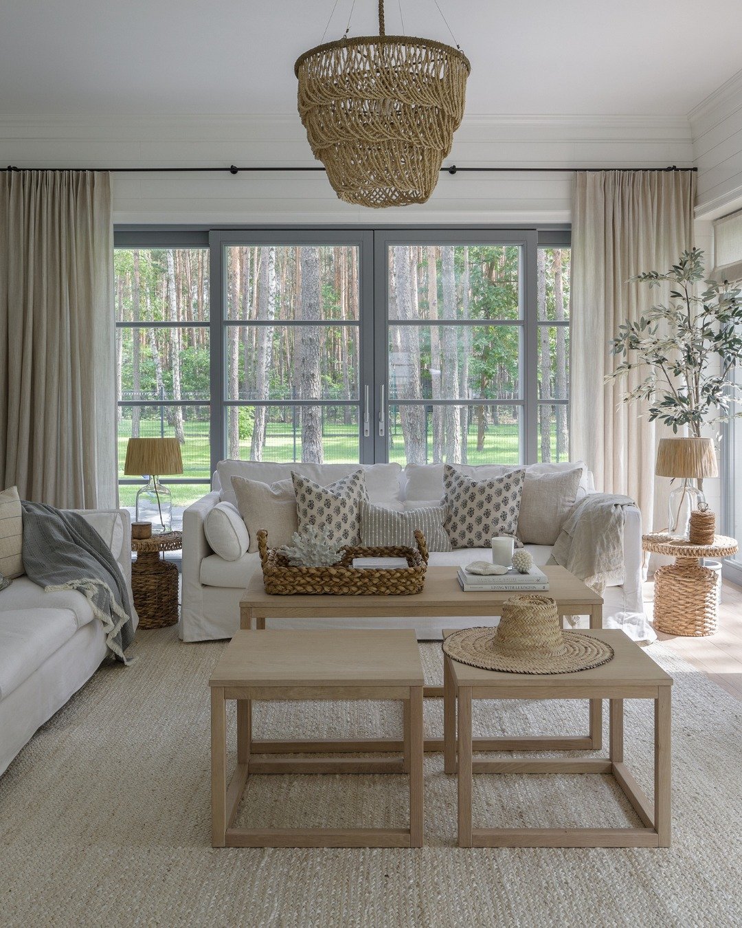 Prawdziwy luksus to przestrzeń, kt&oacute;ra oddycha.

Gdy dni stają się cieplejsze, a słońce coraz częściej zagląda do wnętrz, przypominamy sobie, jak ważna w domu jest otwarta przestrzeń. W dobrze zaprojektowanym wnętrzu, granica między salonem, a 