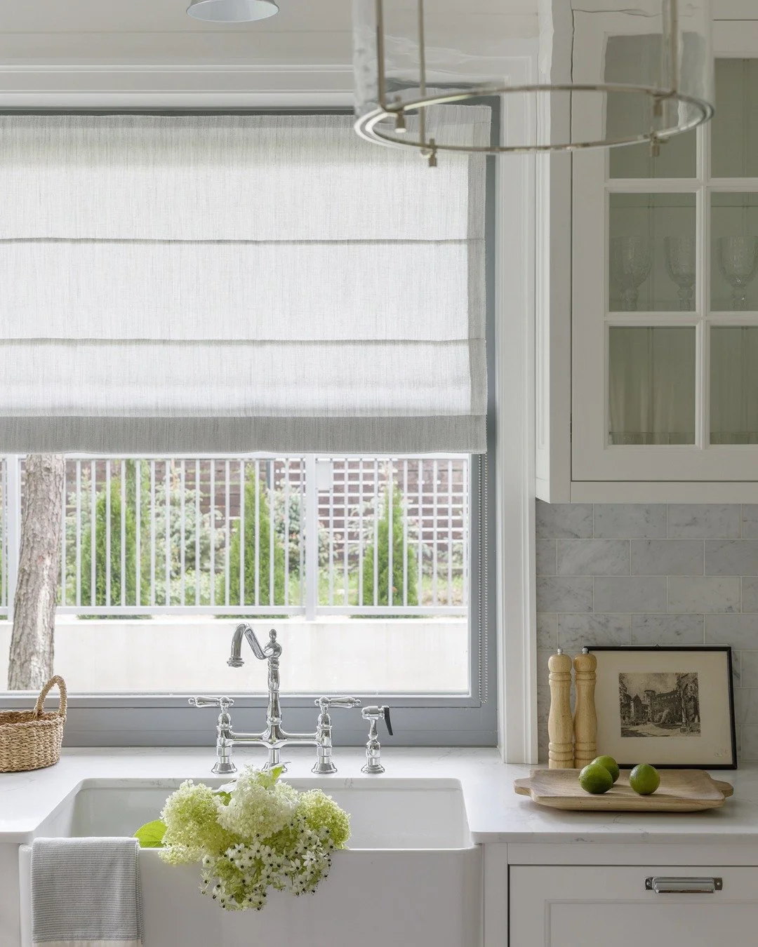 Jak nadać dużej, zabudowanej pod sufit kuchni wizualnej lekkości? Odpowiedź tkwi w rzemiośle i szkle. 

Przeszklone szafki - zwłaszcza te z klasycznymi szprosami - to jeden z naszych ulubionych detali w projektowaniu ponadczasowych wnętrz. Zamiast ci