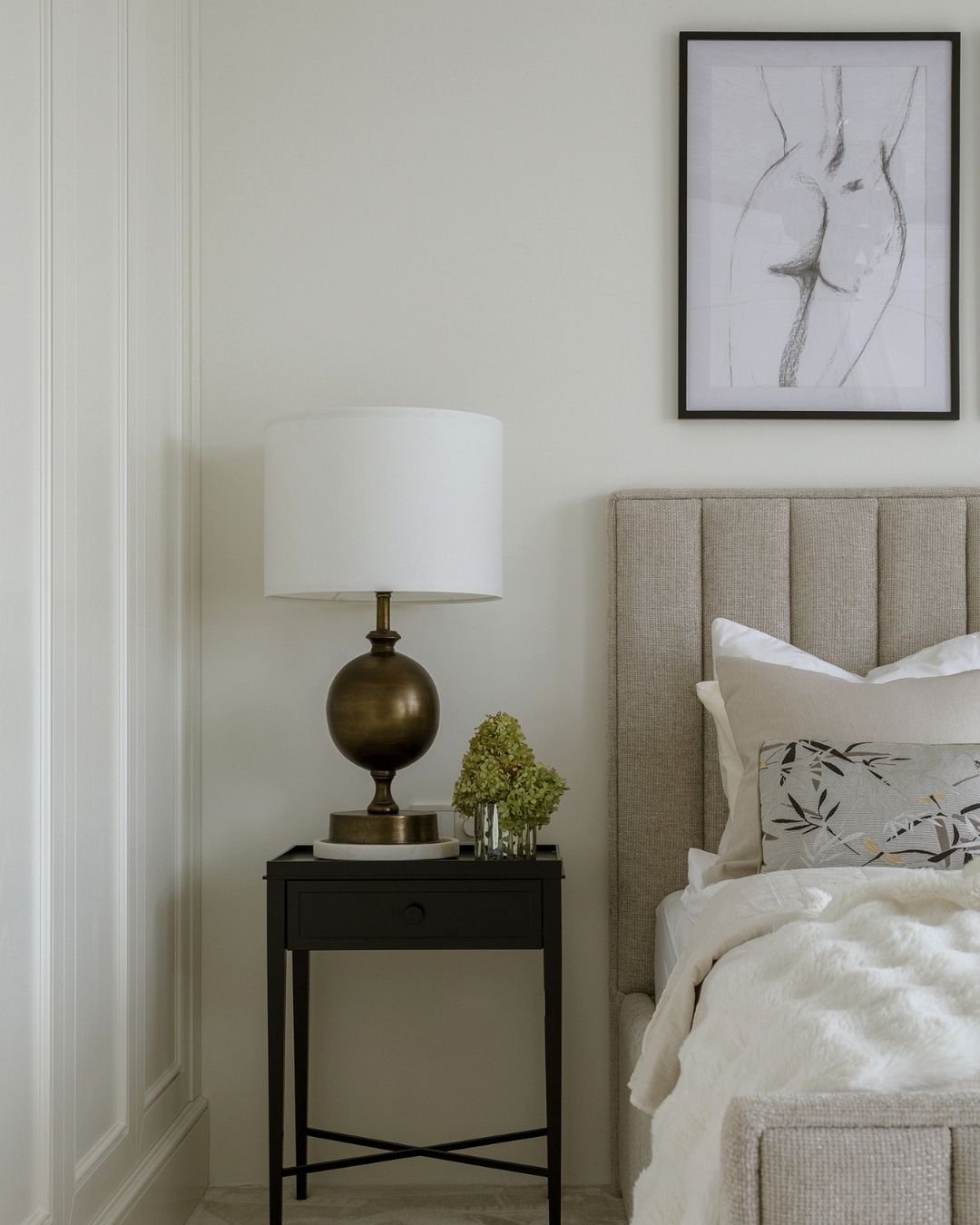 Sypialnia to najbardziej osobista przestrzeń w domu, miejsce, gdzie kończymy dzień i szukamy wyciszenia. Kluczem do stworzenia kojącego wnętrza nie jest przepych, ale przemyślany dob&oacute;r tekstur, form i światła.

Na zdjęciu widzicie harmonijne z