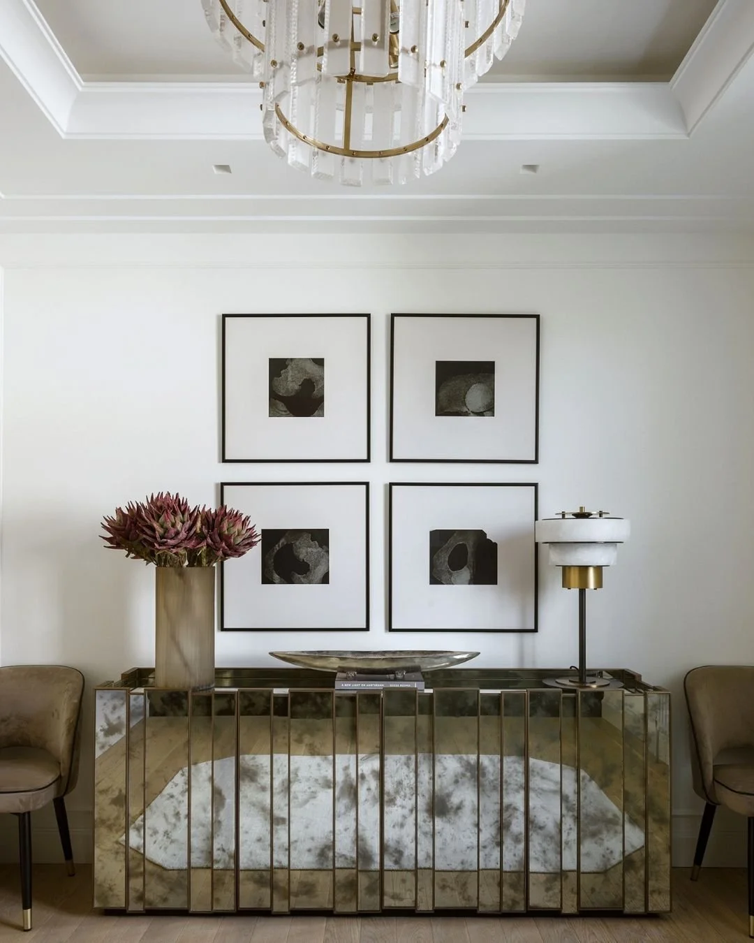 W tym wnętrzu gł&oacute;wną rolę gra tekstura, kt&oacute;re intryguje i przyciąga wzrok. 

Centralnym punktem jest wyjątkowa konsola wykonana z postarzanego lustra. Jej tafla, o głębokim, niemal sfałdowanym rysunku, nadaje meblowi unikalny charakter,