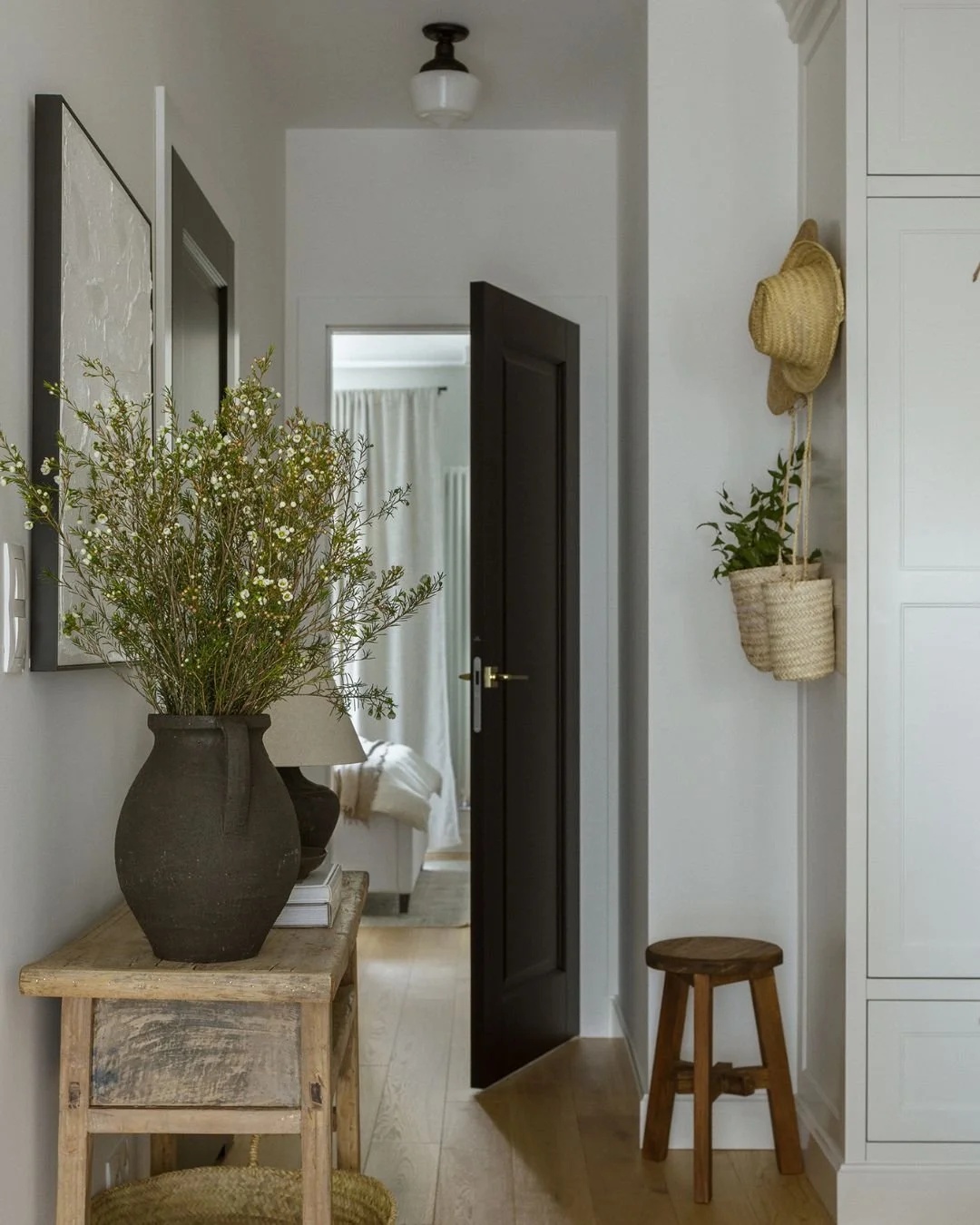 Przedpok&oacute;j to zapowiedź tego, co czeka nas wewnątrz. 

Często niedoceniany, w rzeczywistości pełni rolę wizyt&oacute;wki domu &ndash; to on jako pierwszy buduje nastr&oacute;j i pozwala odetchnąć po intensywnym dniu.
W naszych projektach wierz