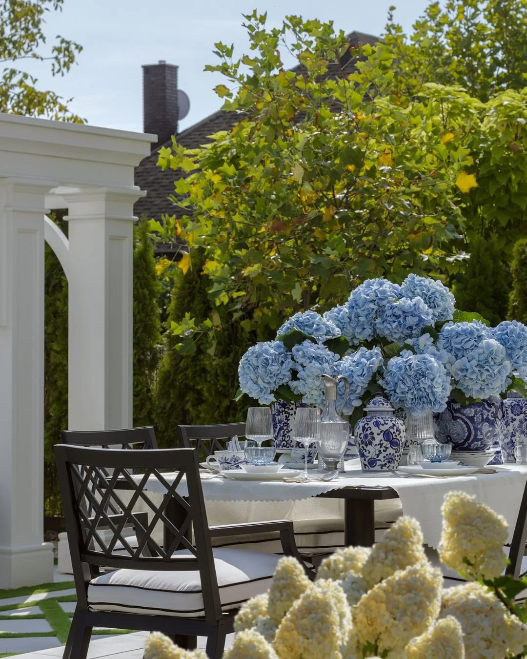 Najpiękniejsze letnie wspomnienia powstają przy wsp&oacute;lnym stole. W tej realizacji połączyliśmy klasyczny spok&oacute;j z energią hortensji, tworząc przestrzeń, kt&oacute;ra jest naturalnym przedłużeniem salonu.

Właśnie teraz, w połowie kwietni