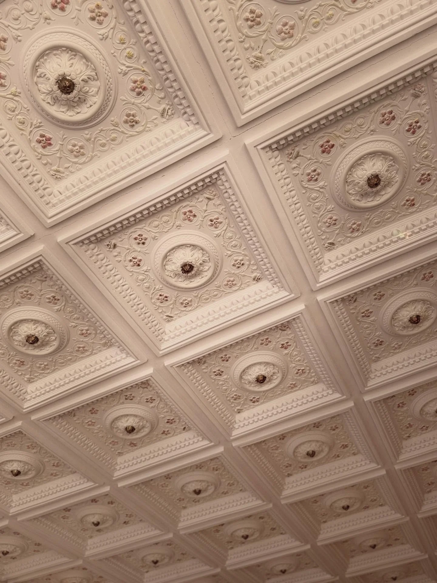 Quand lumi&egrave;re naturelle r&eacute;v&egrave;le chaque d&eacute;tail du @chateausaintantoineofficiel ✨🖼️🌞