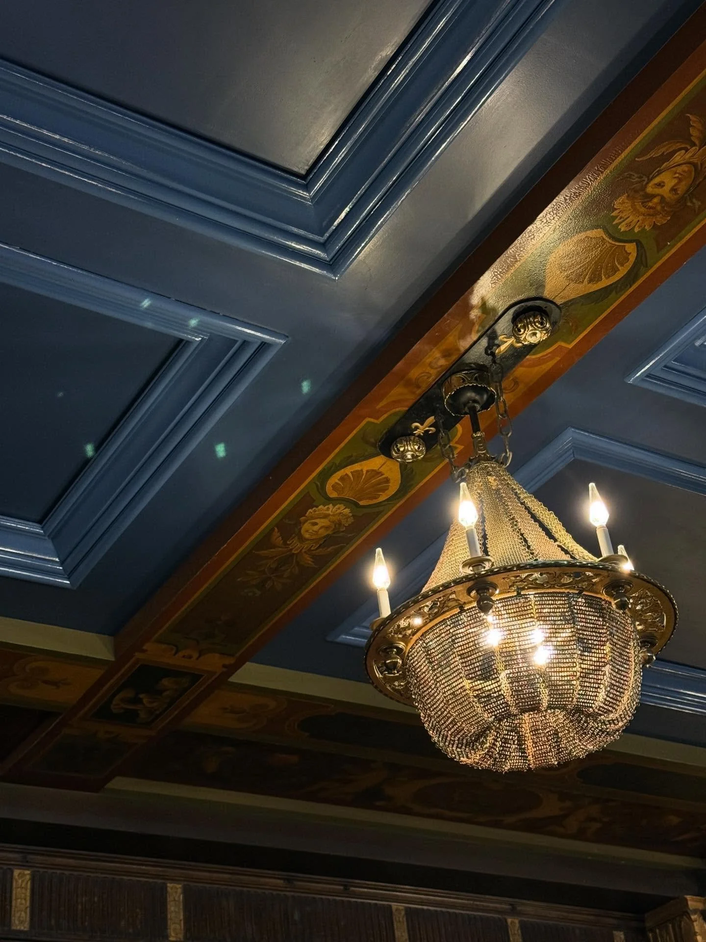 Sur ces captures spontan&eacute;es prises &agrave; l&rsquo;iPhone au Fairmont Le Ch&acirc;teau Frontenac, &agrave; Qu&eacute;bec, Events Sign&eacute; Am&eacute; vous souhaite un merveilleux temps des F&ecirc;tes ✨🎄

@eventsigneame 
@fairmontfrontena