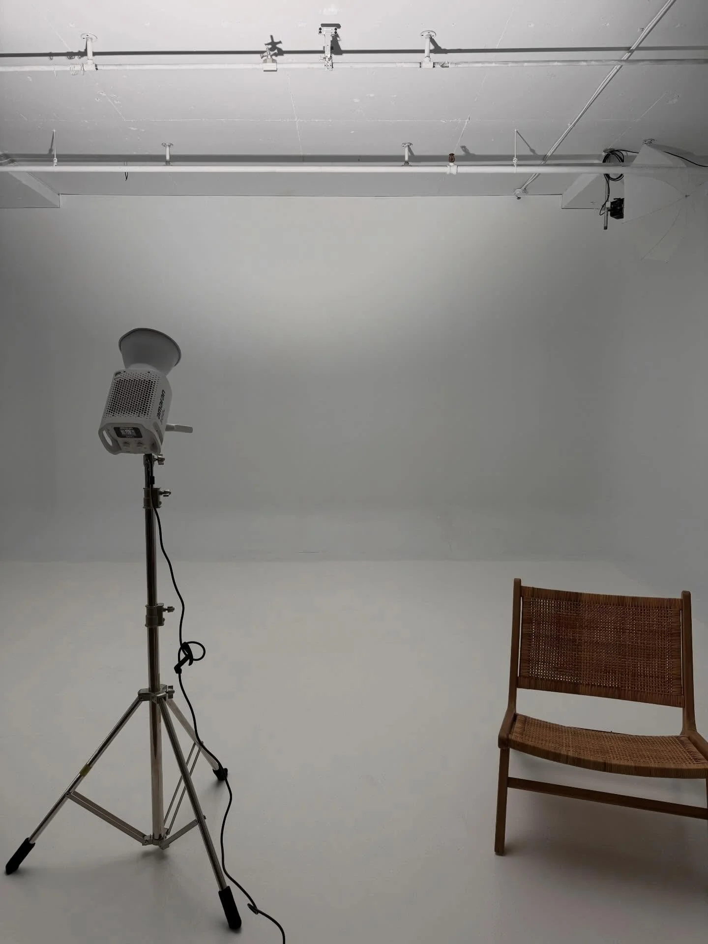 iPhone shots lors d&rsquo;un contrat photo, o&ugrave; SAE assurait la cr&eacute;ation de contenu behind the scenes et la production de vid&eacute;os pens&eacute;es pour les r&eacute;seaux sociaux 💭🤳🏼

@doula.julieamic x @mand0u_ @erolysphotography