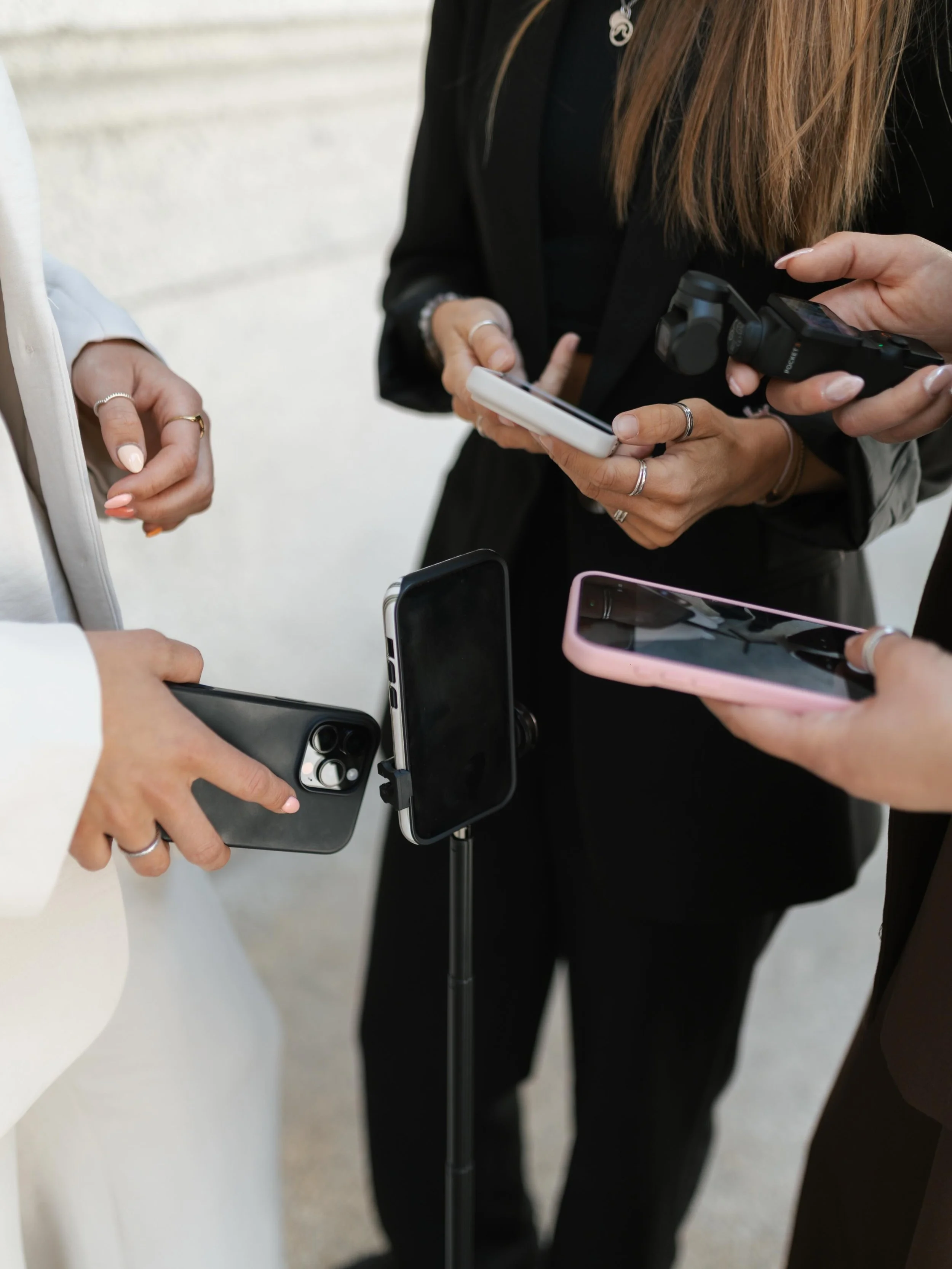 iPhones, DJI, &amp; une passion pour capturer les instants qui ne se vivent qu&rsquo;une seule fois.

Chaque &eacute;v&eacute;nement m&eacute;rite d&rsquo;&ecirc;tre rev&eacute;cu &agrave; travers des vid&eacute;os raw, authentiques et sans filtre.

