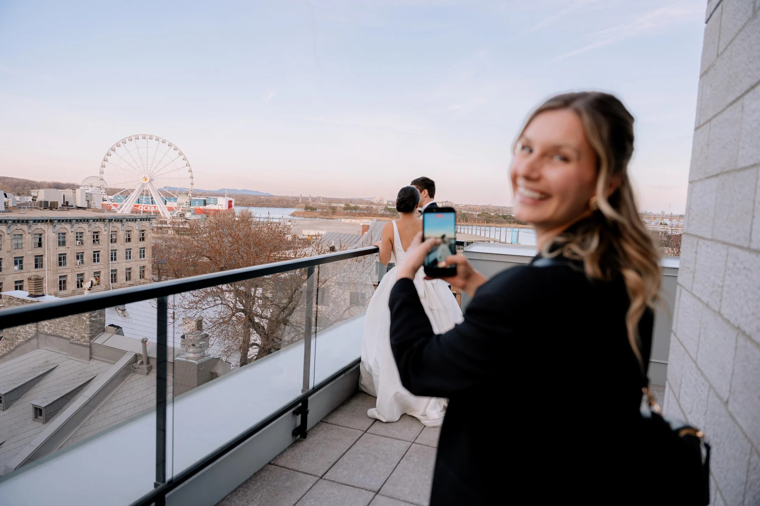 Don&rsquo;t mind me, just smiling behind my iPhone while capturing little moments they&rsquo;ll get to relive forever 💭

____

📸 @gwenledortz.photographe 
Lieu et d&eacute;coration : H&ocirc;tel William Gray @hotelwilliamgray - Coordination par Ali
