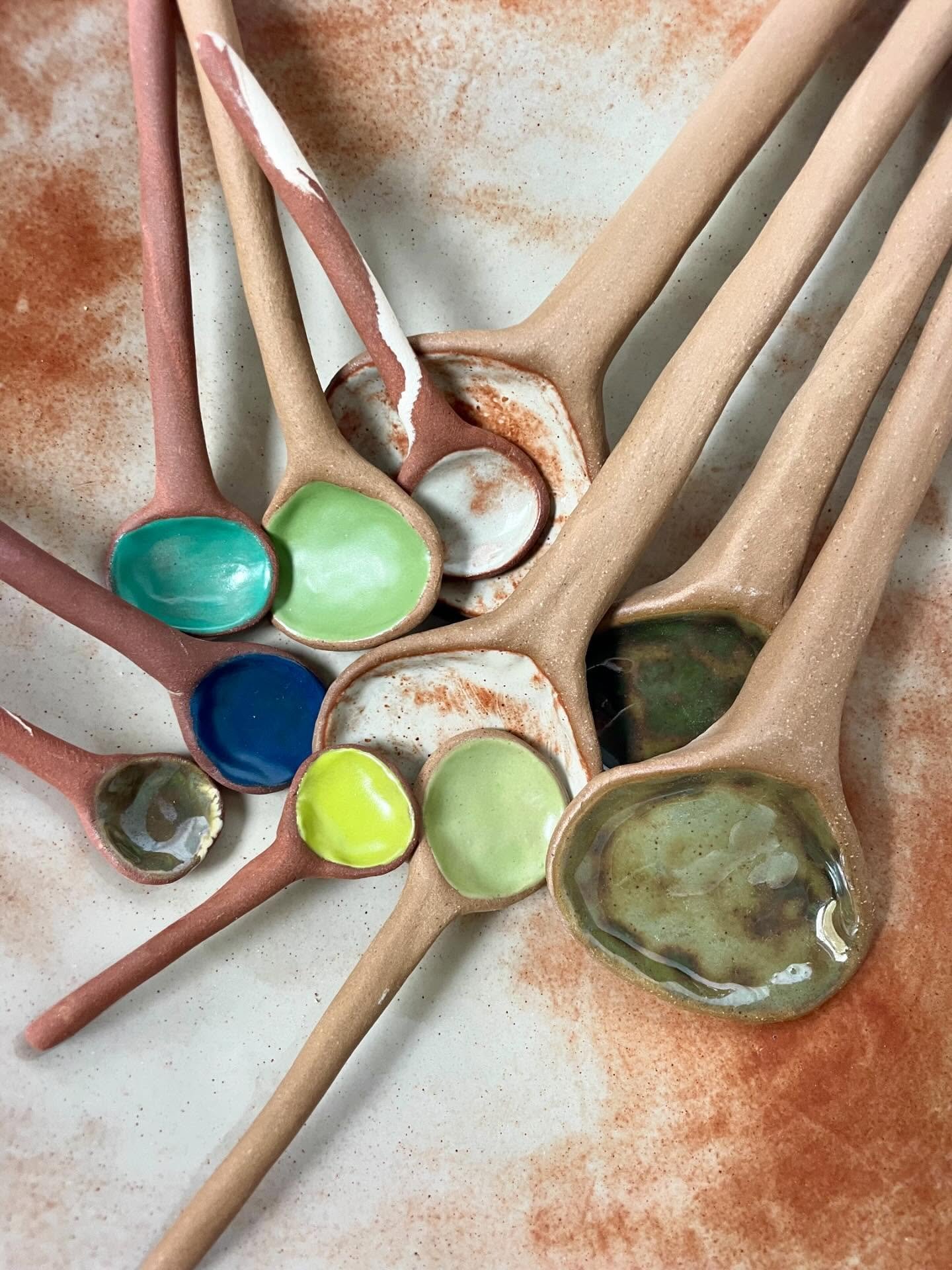Happy little spoons for tea, honey, salad or anything else 

Appearing this long weekend 
@anchoronhardys 

POP UP
Saturday 7th &amp; Sunday 8th June
from 8am

#madebyhand #ceramics #spoon #tea #honey #salad #longweekend #popup #anchoronhardys #hardy