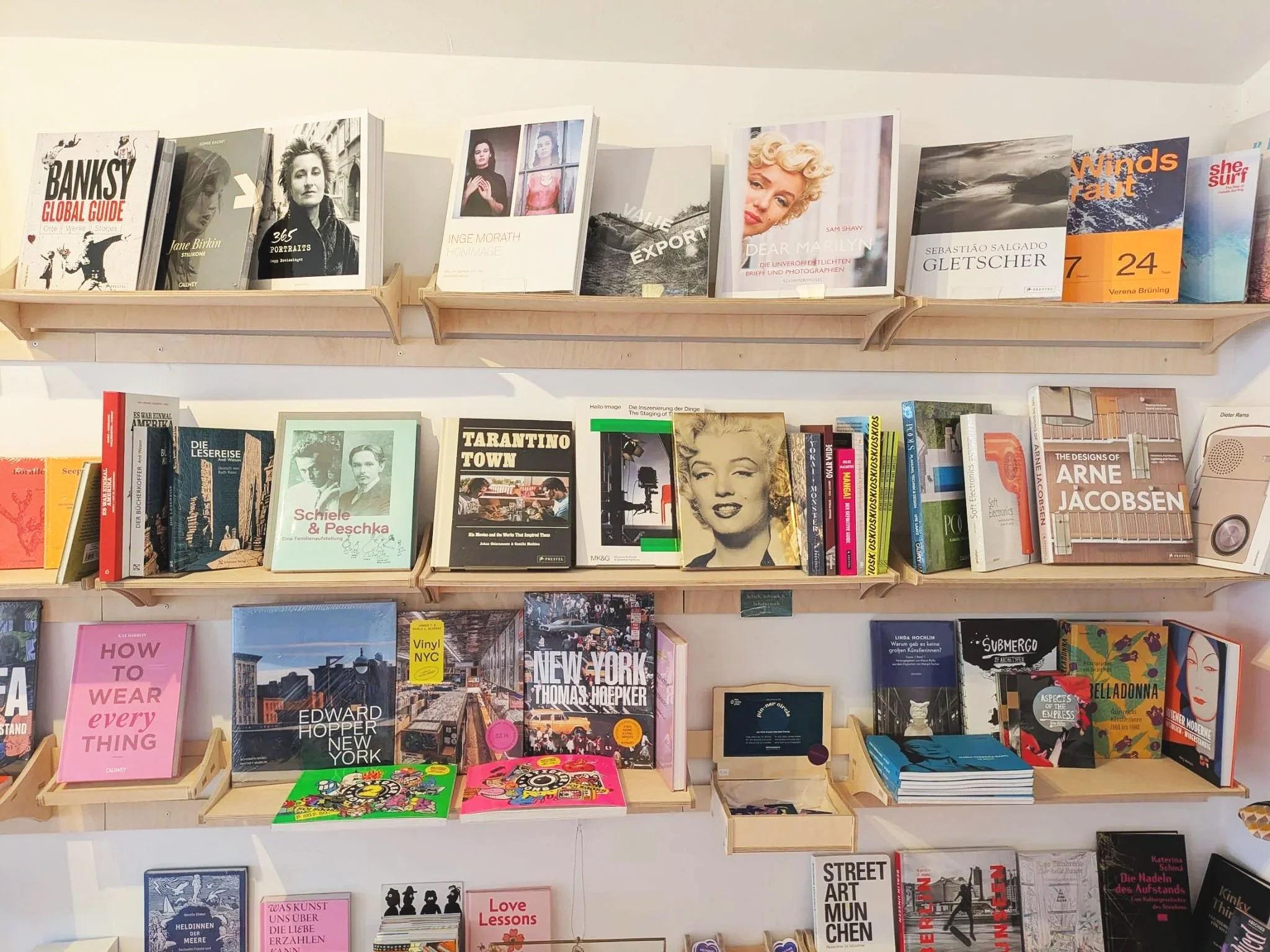 Kunstbücher in der Dependance