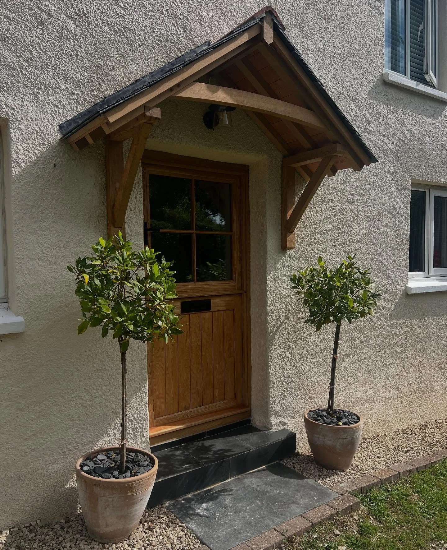 Oak frame porch - we love this 😍
We rebuilt this doorway in an old Devon cobb cottage, replacing the ancient Oak lintel and door frame, lime plastering, refurbing the Oak stable door and upgrading the porch to this beautiful Oak framed version. The 